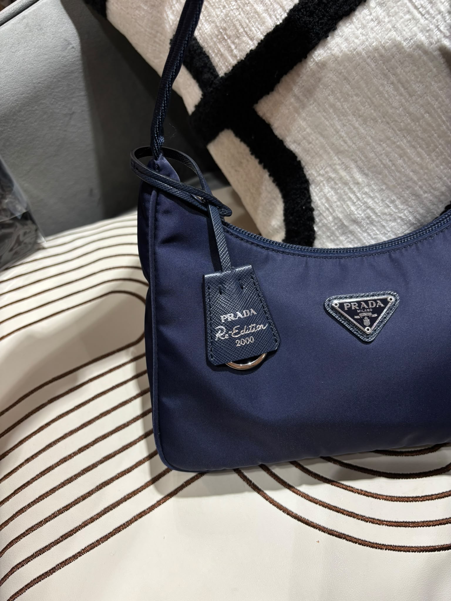 Prada re-edition 2000 re-Nylon Hobo Bag Navy 100%Authentic, 98%New