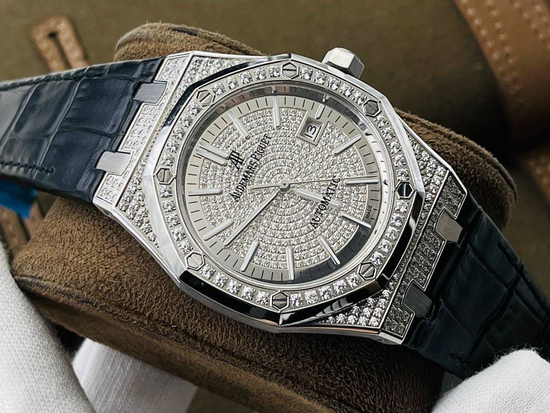 市场V4最高版本 爱.彼皇家橡树15400满天星系列腕表！ 1⃣️搭载进口9015机芯机械改装Cal.3120机芯，走时精准！ 2⃣️直径41MM！厚度9.8MM！ 3⃣️全表采用高亮度钻镶嵌，技艺精湛，不掉钻！ 4⃣️采用圈口可拆卸结构，市场大部分版本圈口不能拆卸！ 5⃣️316L全钢精磨工艺，质感更好！ 6⃣️全钻表盘，搭载高端指针！