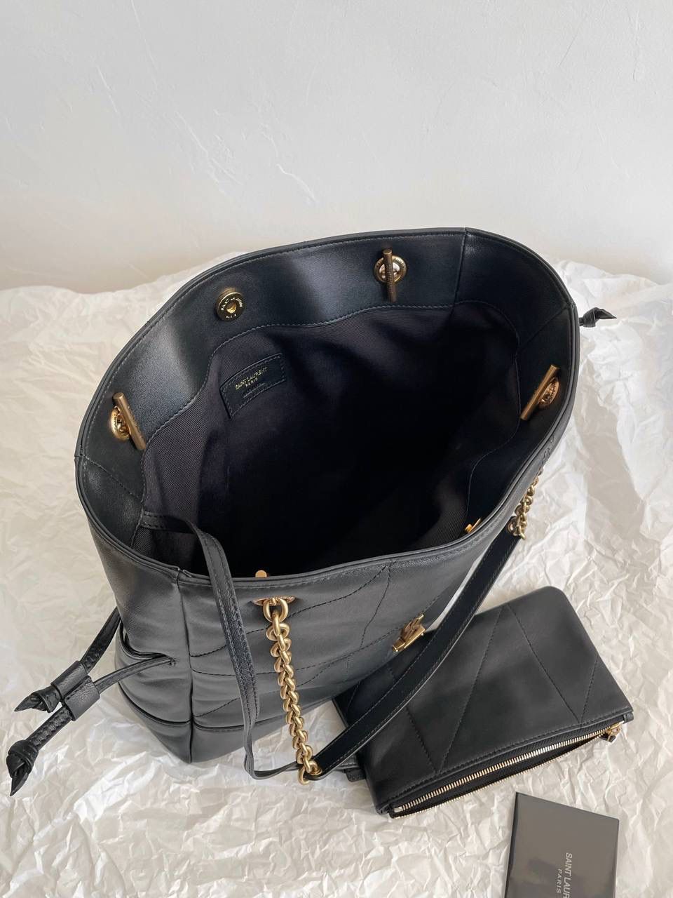 🖤小号爆款🔥 ys1 Jamie 4.3 large pochon福袋腋下包 设计师真的太懂消费者需要什么了吧 很多托特包的设计都没法让颜值和实用性两者都兼得 但是！这只tote做到了！ 它包身轻，容量大，而且还很优雅！ 是有设计在线，且贵气满满的实用型tote 我觉得比22bag好看耶 这是可以说的吗😝 还是一只可以让你实现优雅带娃的妈咪包～ 29×27×11cm833948m