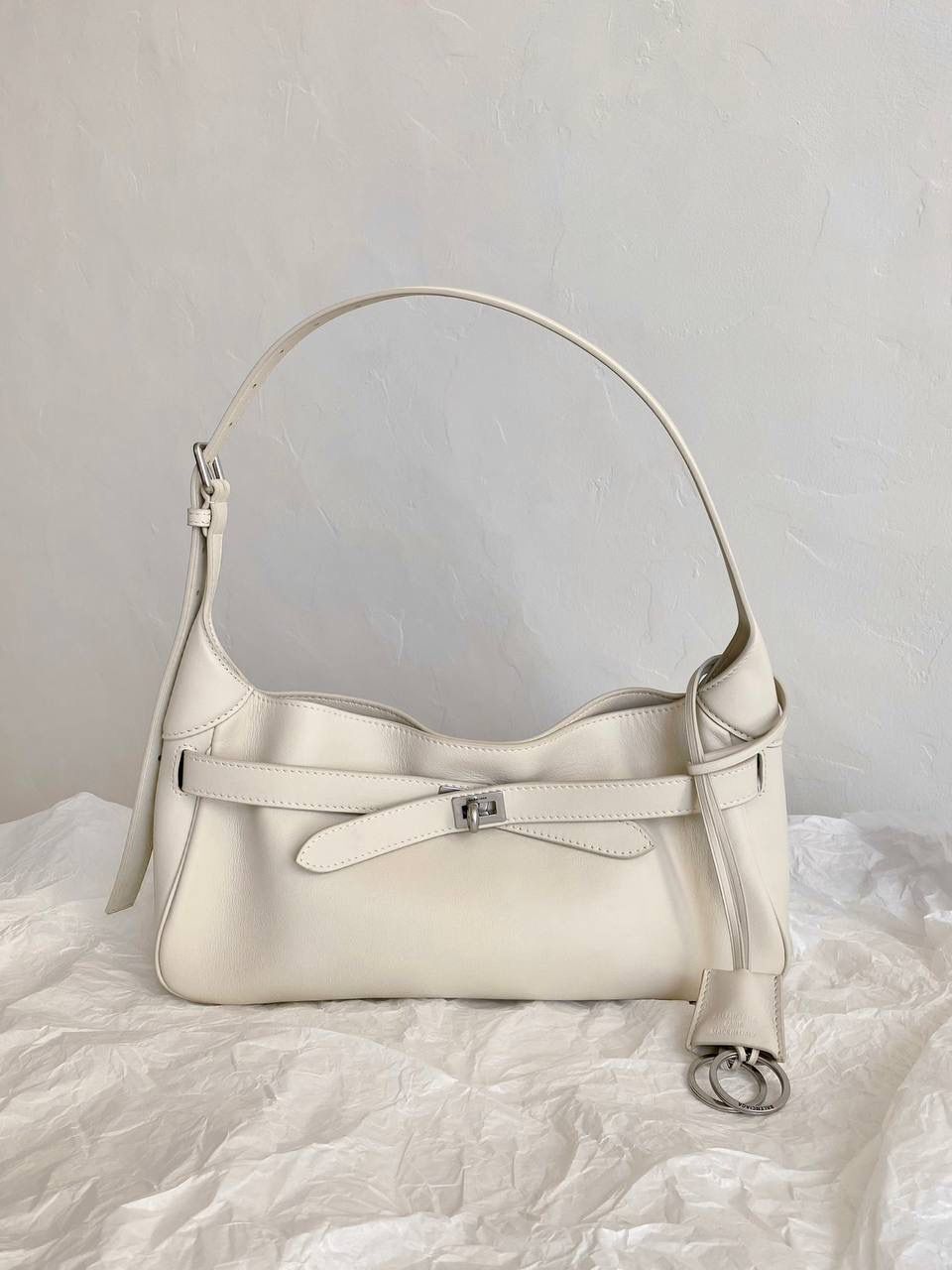 爆款🔥 ba1enciaga bel air 腋下包小号 奶白色🍼 beiair➕rodeo，大热当道 一整个系列都火爆了，一只比一只热门 半定型的水桶包超有态度 它的皮是有点厚度又软乎的 所以整个包都散发着慵懒和不羁的感觉 而且设计元素不拖沓繁琐 完全可以无脑搭配 现在的通勤人员也是吃得太好了吧 能有这么时髦的托特包来背！ 什么电脑水杯统统往里扔就对了 肩带可长可短，腋下背斜挎背都ok 两个尺寸任君选择，果断冲！！ 29.9×19.8×17cm810680m