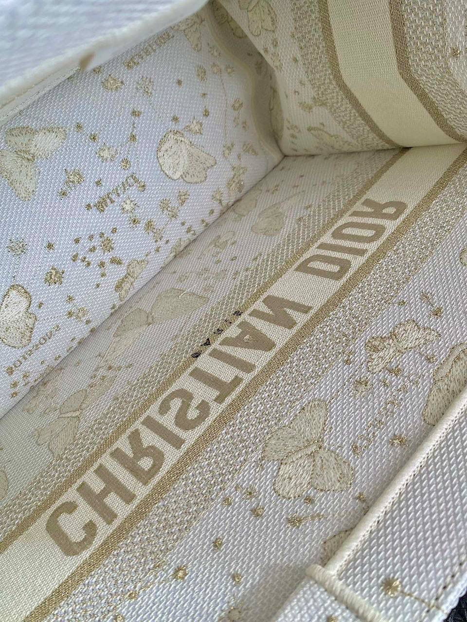 🈶金色蝴蝶中号 𝗖𝗗 𝗕𝗼𝗼𝗸 𝗧𝗼𝘁𝗲 24圣诞限定🎄 圣诞季这一波𝗗𝗜𝗢𝗥真的稳赢 浪漫的蝴蝶刺绣 象征着自由和转变 高级的配色 精致的造型与细节设计，无不透露出一种温柔而魔法般的美感💐🎀 呜呜真的太好看了，姐妹们必冲！ 36×27×16cm