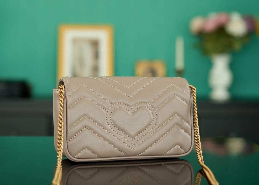 👜Marmont系列肩背包经典款 奶茶色 mini16.5cm💕 （原厂皮 全铜五金） 正品售价,500 GG家的招牌款 原厂牛皮搭配经典的双G扣，复古做旧风格 一只超可爱的小马蒙~喜欢小包入它准没错 官方款号 476433 尺寸小号：21x12x5cm 尺寸迷你：16.5x10x5cm