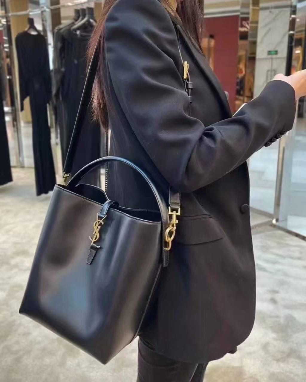 现货啦❗️ ys1 le37 手提水桶包中号🕋 喜欢背水桶包的姐妹不要错过这只 整个包身用的是光面的小牛皮 怎么背都不变形，质感持续保持 风格依旧是他们家简单又自带酷飒的设计 水桶包最好的一点就是容量巨大！ 没有tote那么大，却可以装下整个宇宙 🉑手提🉑斜挎，怎么搭都行～ 老规矩还是zp开发 这次的皮料拿到的可以说是相似度最高的一次！ 你们自己看对比图，像到我都分辨不出谁是谁 你们闭着眼睛冲，品质就交给我们哈！ 迷你：15x13x6cm 小号：20x17x13cm 中号：25×20×16cm742828m