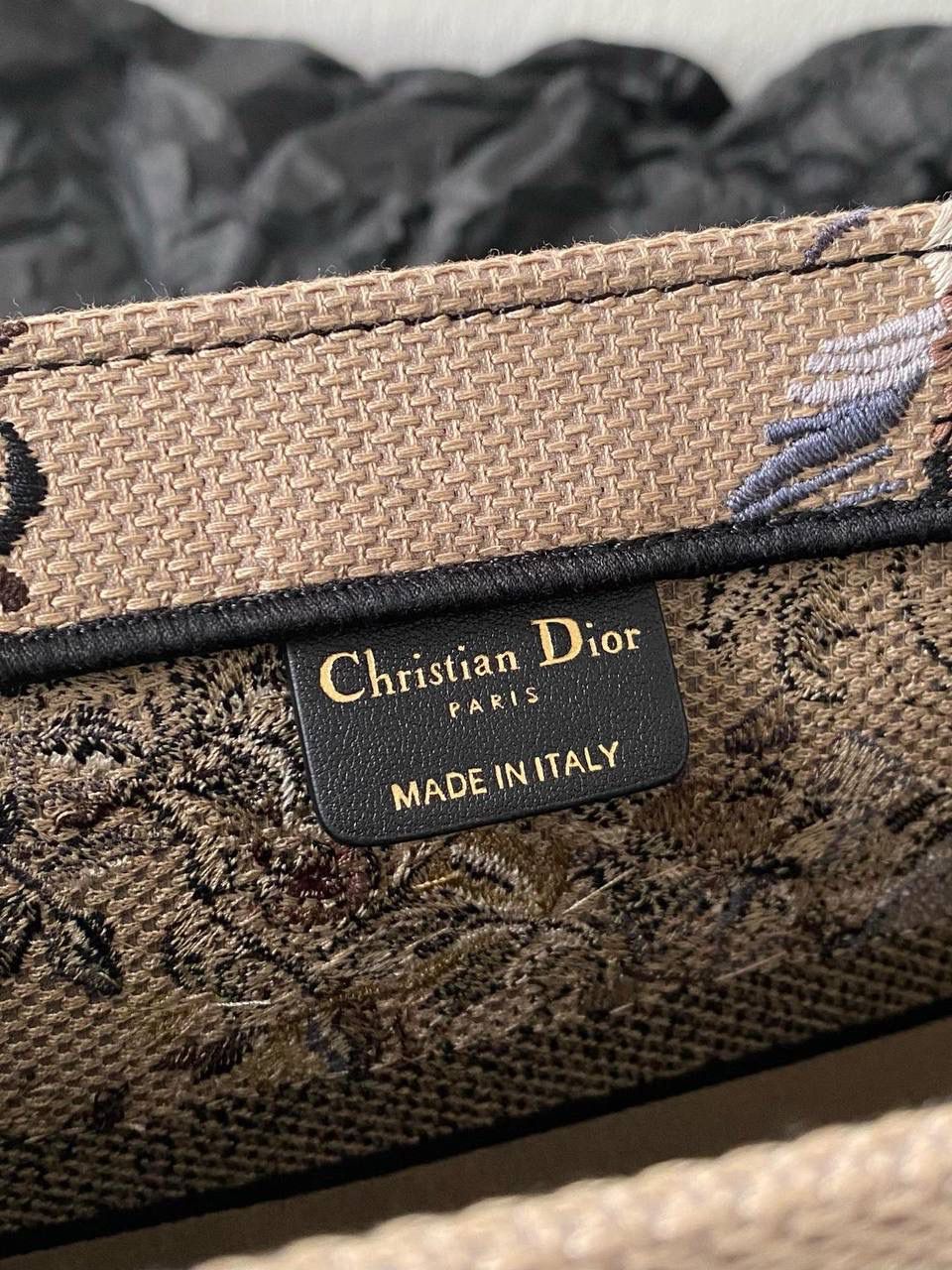 🈶浅咖花卉中号 𝗖𝗗 𝗕𝗼𝗼𝗸 𝘁𝗼𝘁𝗲购物袋"冬日花园" 充满诗意和繁花盛放，对花卉的喜爱 即使在严寒的冬天都要鲜花围绕 这是刻在骨子里的浪漫 这不只是包，还是艺术品😎 36.5×28×17.5cm