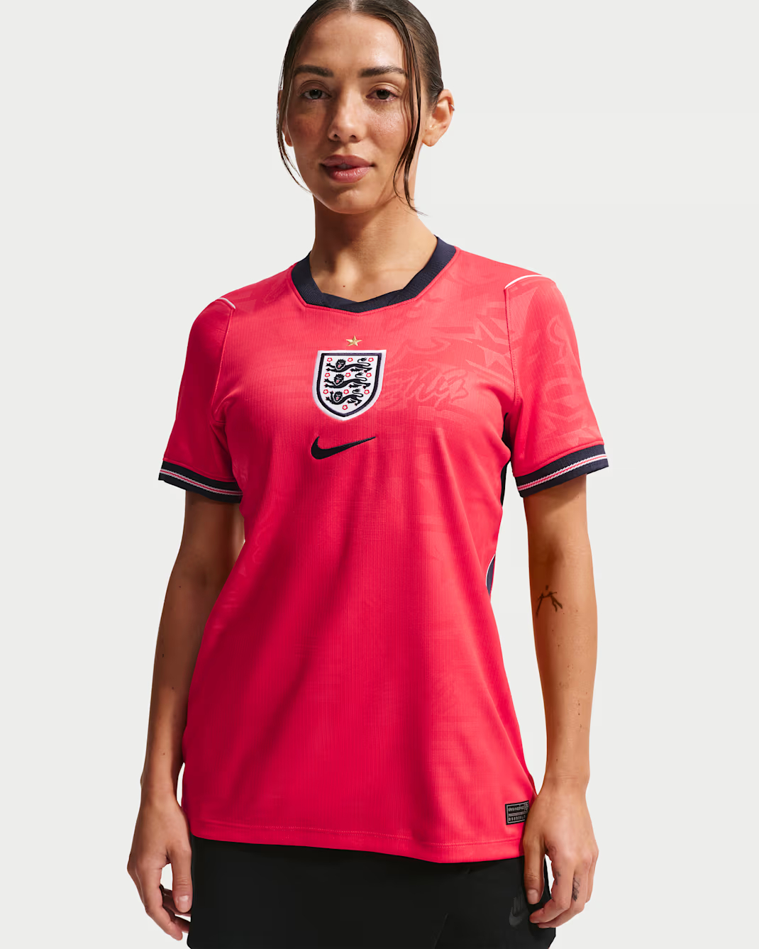 經典三色重現 Nike England 英格蘭 2026-27 女裝作客球迷版球衣 (可加印字章) IB4579