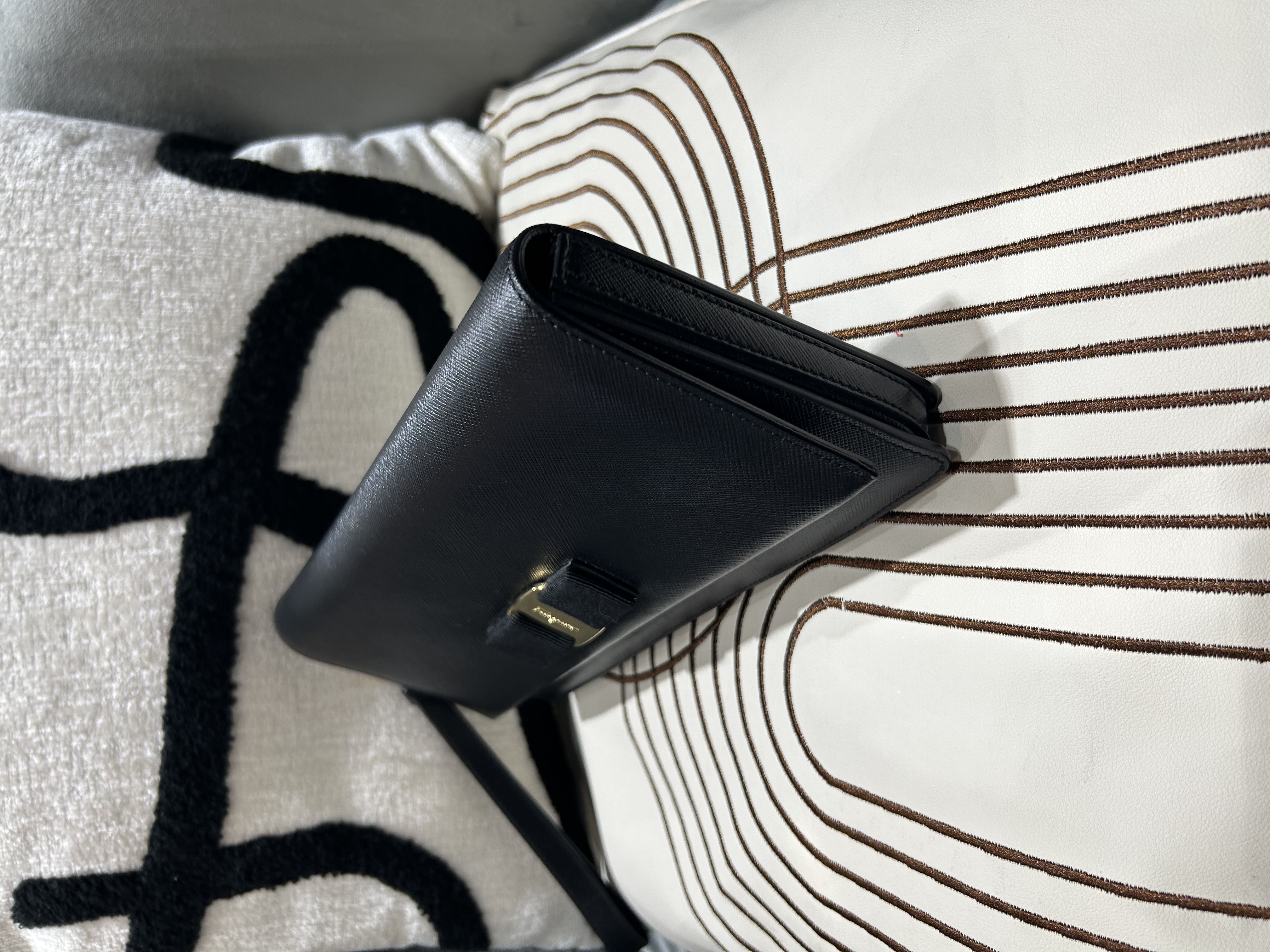 SALVATORE FERRAGAMO Miss Vara Clutch 黑色十字壓紋皮革Black Saffiano Leather 100%Authentic, 98%New ✅Dust bag