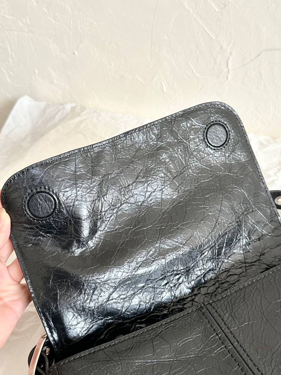 ba1enciaga le cagole机车翻盖包👜❤️‍🩹 现在的男生打扮得越来越年轻时髦 这种时髦的男包简直像珍宝一样难得 他们家真的太懂现在的潮男潮女的需求了 这只翻盖的感觉更特别！ 而且用起来更方便，打开盖子就行 包身上吊着的卡包和耳机包 砖柜单独买一个都要k➕！！ 省大钱了！ 咱家的油蜡皮爆裂感老客都知道的 纹路必须狠狠的"裂"开来 那种平滑的便宜的不对版皮请靠边～ ZP开发⚠️所有细节一致 24×14×5cm719082m