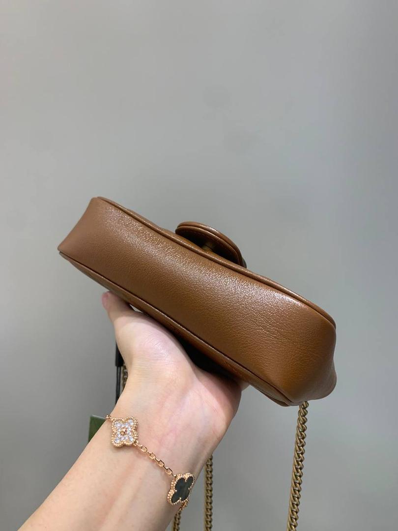 新背景实拍正品级 。经典款焦糖色16.5cm‼️ 一只可爱的小金棕，终于等来marmont出新色了，而且不是那种让人扎眼的马卡龙色，这次是超级好看的焦糖色，这个颜色秋冬搭配衣服真的是绝了，现在用撞包几率也很低 所以赶紧买‼️ 型号476433；尺寸16.5/10/4cm