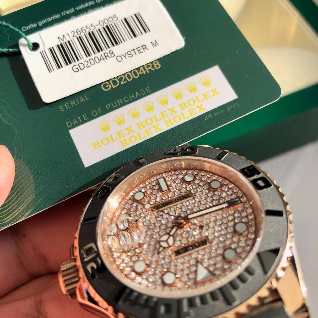 【经典名仕 一劳永逸】劳家爆款游艇名仕型系列m126655-0005男士腕表40mm钻面游艇出货，继续秉承AD家族优质特色、独家出品一表一码，三码合一 【机芯】搭载AD专注而制0️⃣返修、💯全新原装西铁城8215全自动机械机芯，走时精准，性能优异，动力储备高达48小时 【表壳】316L精钢表壳 高端同步防指纹[强]陶瓷圈口原版同步双向旋转，完美呈现与原版一致的弧度、光泽，超强高密度矿物质玻璃镜面，精致的做工完美秉承原装的潜水游泳🏊‍♀️性能 【字面】大厂同步超强夜光，夜光刻度、表针无瑕疵斑点、晶莹剔透，细节同步正品，内影圈刻字清晰，字体匀称 【表带】采用进口硅胶原版同步胶带搭配316精钢可调节表扣