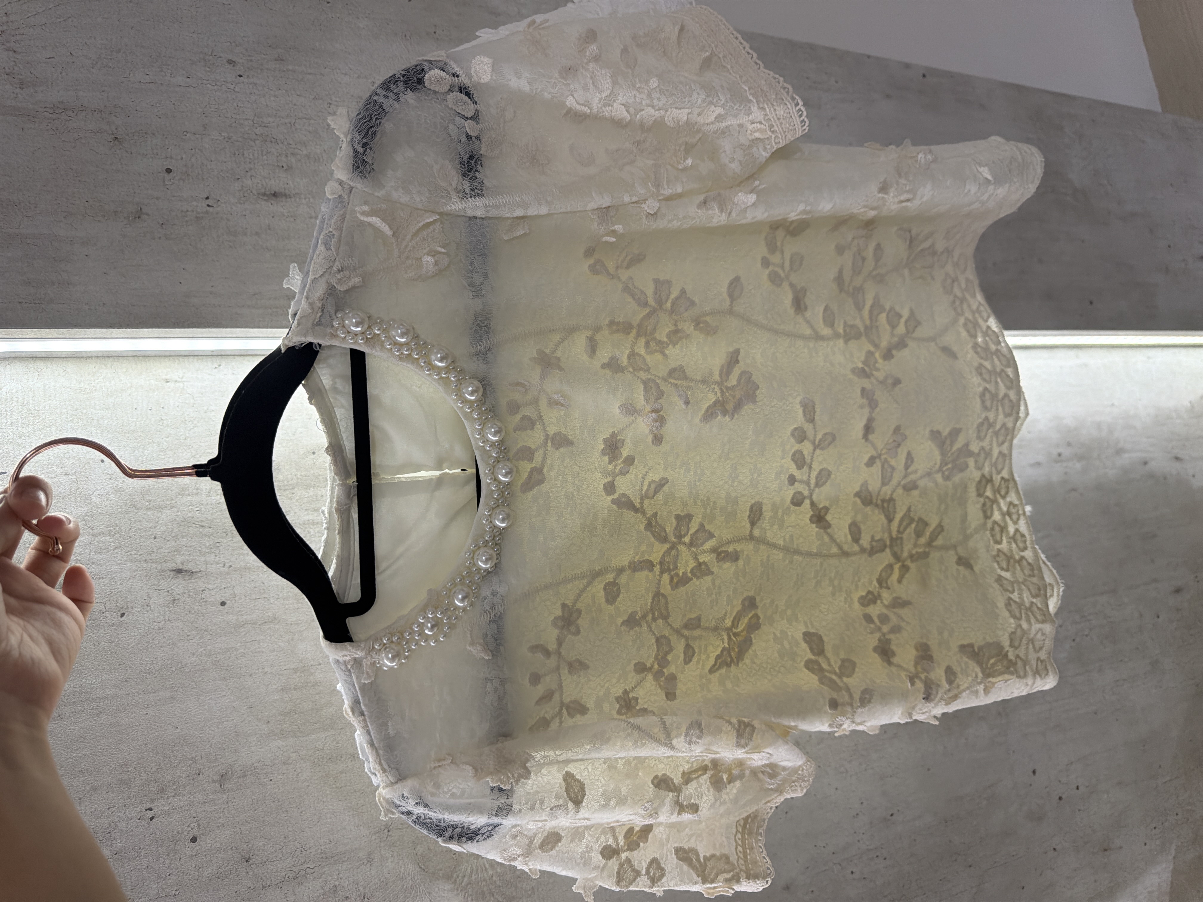 優雅蕾絲上衣，飾以珍珠