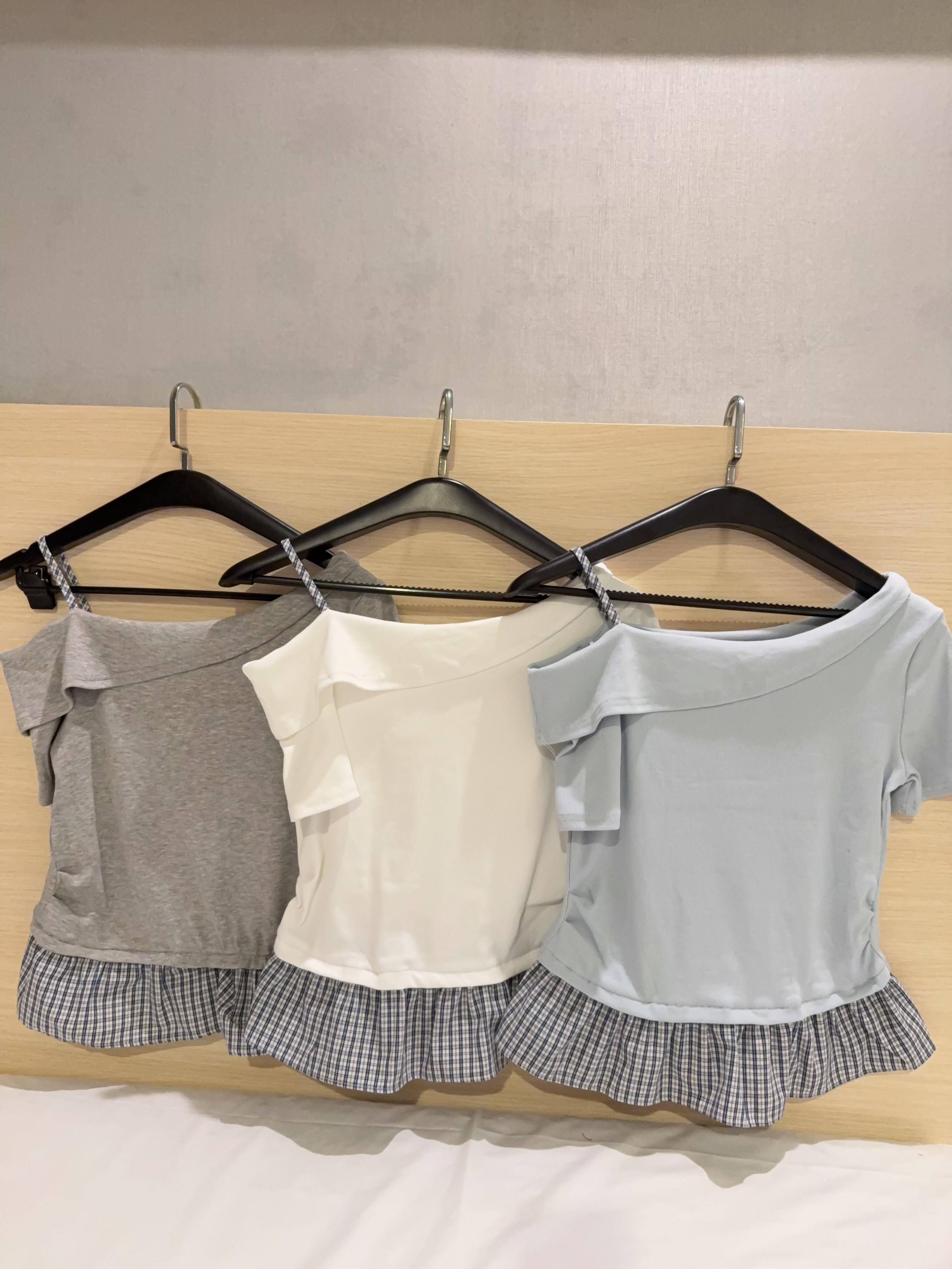 斜肩格纹并接假两件上衣R2973