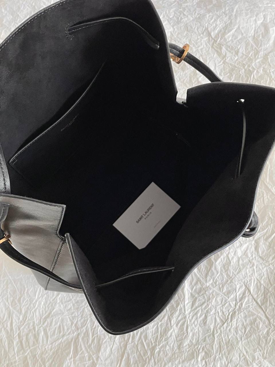 ys1 paris vii羊皮抽绳水桶包🕋 我好爱小羊皮的手感啊 摸着像婴儿皮肤一样柔软 居然被一只包包治愈了 这两年ys1的tote可以说是一骑绝尘 颜值上真心秒杀其他牌纸的托特包 这只水桶包既保留了他家飒爽姐姐风的调调 软软的包身又综合了一部分"杀气"，哈哈哈 两种背法，可腋下，可斜挎～ 容量方面就更不用担心了 托特该有的功能它都有 特别是又大又轻这一点！ 这可不是什么托特都能做到的😌 30×24×12cm804302m