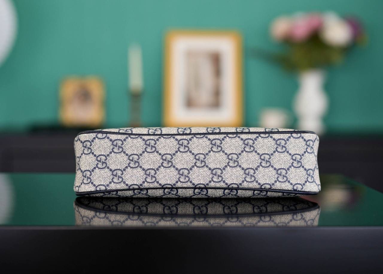 🥯Ophidia系列小号手袋 草莓包午夜蓝色 25cm 这款草莓包惊喜感非常强， 经典的元素搭配小巧可爱精致时髦挂饰， 金属链条和经典红蓝织带，复古感十足且百搭， 可爱又别致的小草莓是点睛之笔， 整个包包很轻便，特别好背呢~ 官方款号 735132 尺寸：25x15x6cm