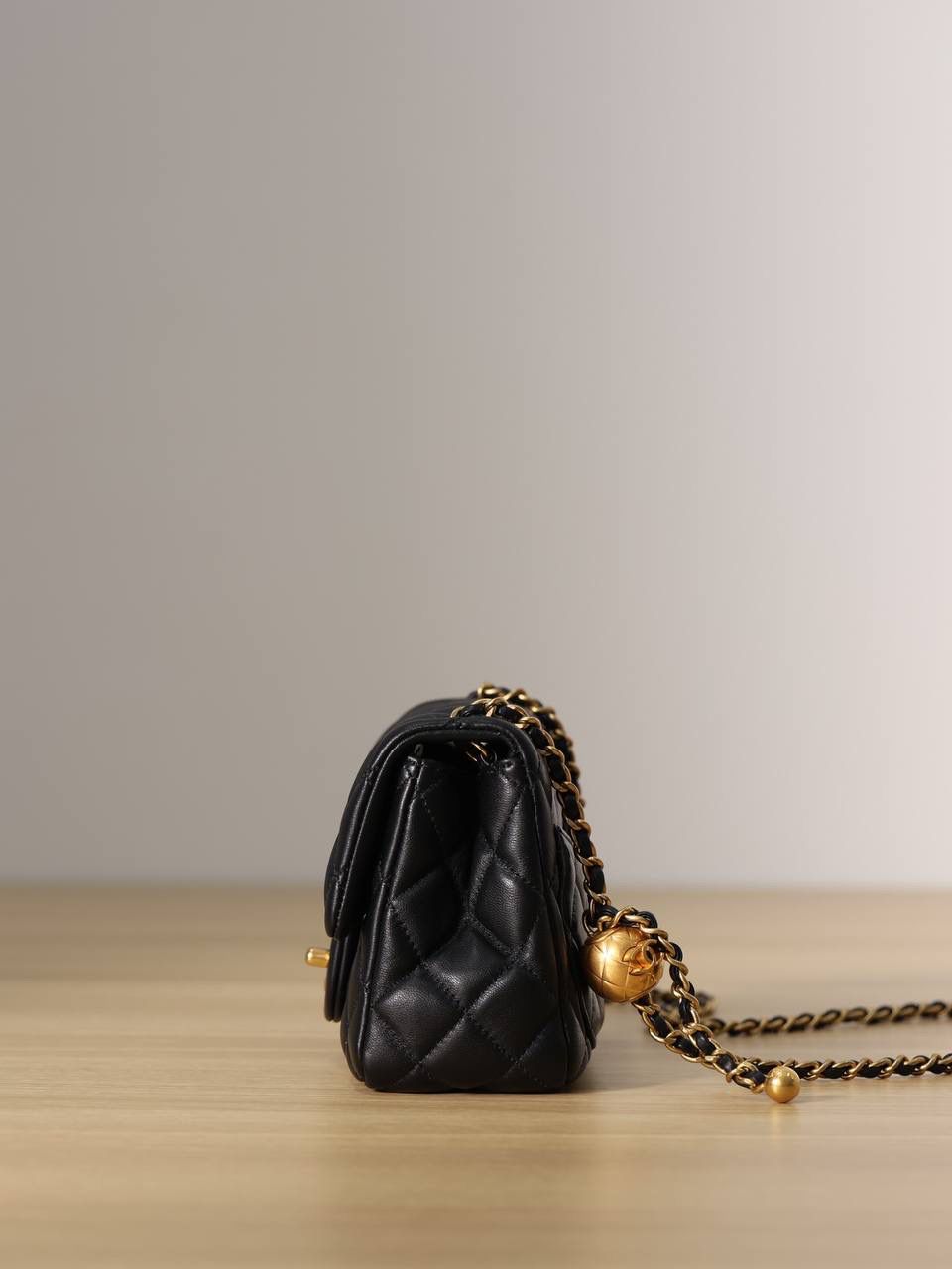 Chanel金球方胖子👜💞 经典金球系列 欧洲独家渠道货 经典的盖口包采用欧洲原产进口的羊皮和进口原厂纯钢顶级五金材质，内里也是采用原厂进口的羊皮，所有托料都是原装进口的，手感和专柜的一模一样✅ 手感细腻，洋溢着ZP质感，嫩的如刚出生的婴儿皮肤，非常的香，性价比也是非常高 简单又大气，每个女生都想拥有的一款心仪的包包，喜欢小香家的包入门级必买的bag❤️‍🩹 尺寸:19cm x 13cm x 6cm