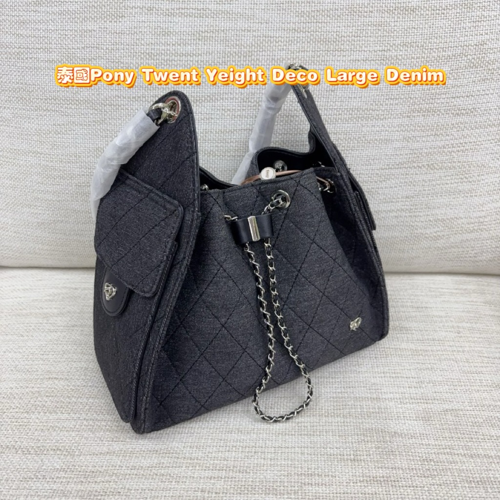 新款🔥缺貨款式🔥需訂購4-8 星期‼️‼️泰國Pony Twent Yeight Deco Large Denim‼️‼️$438今季最興既牛仔布料😍😍🔸容量大🔸配合了牛仔併銀鏈🔸容易配搭🎨顏色:👉🏻Navy Denim 👉🏻Blue 👉🏻Black📐Size : (W) 13cm x (H)20cm x (L) 26cm
