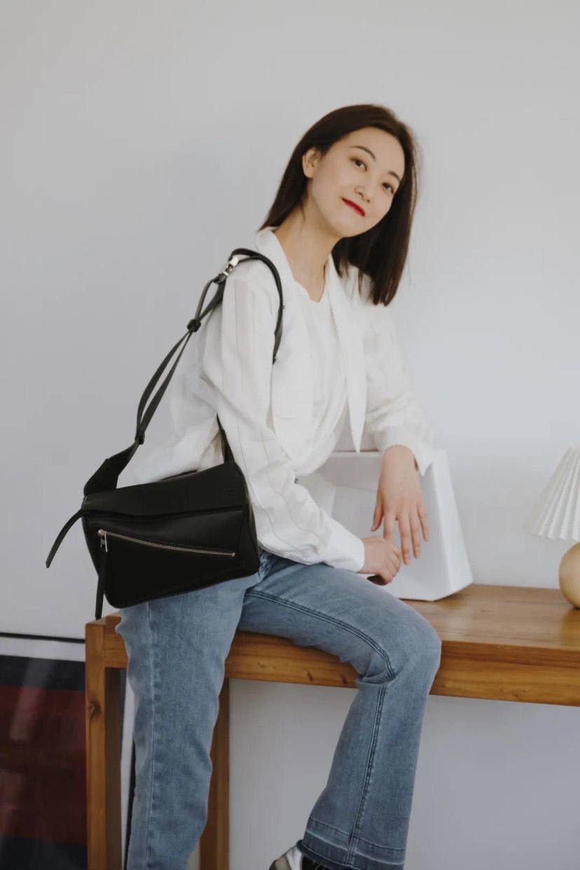 ⭐️最新升级版𝟮.𝟬-𝗣𝘂𝘇𝘇𝗹𝗲腰包⭐️ （黑色 到货‼️） 尺寸：𝟮𝟰-𝟭𝟬.𝟱-𝟭𝟲𝗰𝗺 款号：052343 👉🏻长方体形状和精确的切割技巧创造出Puzzle 腰包以及独特的几何线条成为 “Loe罗家”的著名代表作~ 👉🏻金属搭扣开合，刻有标志logo徽标，可调节肩带，翻盖大容量插袋和一个外部拉链口袋，🐂柔软细腻napa小牛皮，正品Ykk五金，Anagram压纹，人字纹棉麻帆布内里 👉🏻（男女♀♂同款）大小非常合适。胸包、背包、单肩、斜挎 腰包五种背法任你解锁🔒 👉🏻 （独家背景➕独家品质➕独家包装➕独家控制对版细节📦➕精致全套礼盒套装❤️） 重点：让你花最少的钱💰体验最大的仪式感❤️