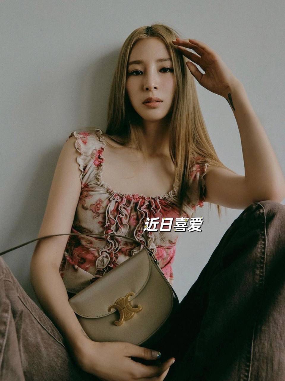 🔥大货实拍图 𝗖𝗘𝗟𝗜𝗡𝗘 ♥ 𝗧𝗘𝗘𝗡 𝗕𝗘𝗦𝗔𝗖𝗘肩带马鞍 型号：110413 尺寸：18.5*16*6cm 𝗖𝗘𝗟𝗜𝗡𝗘 𝟮𝟮秋季最新款Teen Besace凯旋门系列手袋，更俏皮活泼的包身设计与凯旋门金属标志完美结合，打造独一无二的时尚品味。