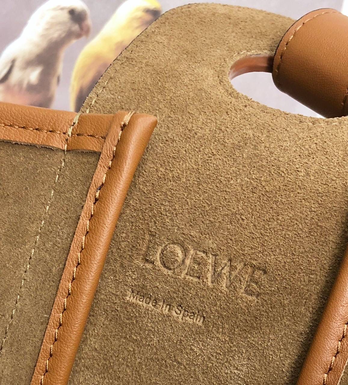 *𝘏𝘰𝘣𝘰 水桶通勤包 尺寸:32-26-13cm 编码:062108 【该尺寸没包装】 颜色:棕配米白（布配皮） Anagram标志性logo点缀，包身底部定型，自重超级轻，实用的桶形设计，巨能装哦！ 肩带可调节可斜挎and 侧背，追求潮流韩范儿的，甜酷风的迷弟迷妹们，走起，走起…😍😍