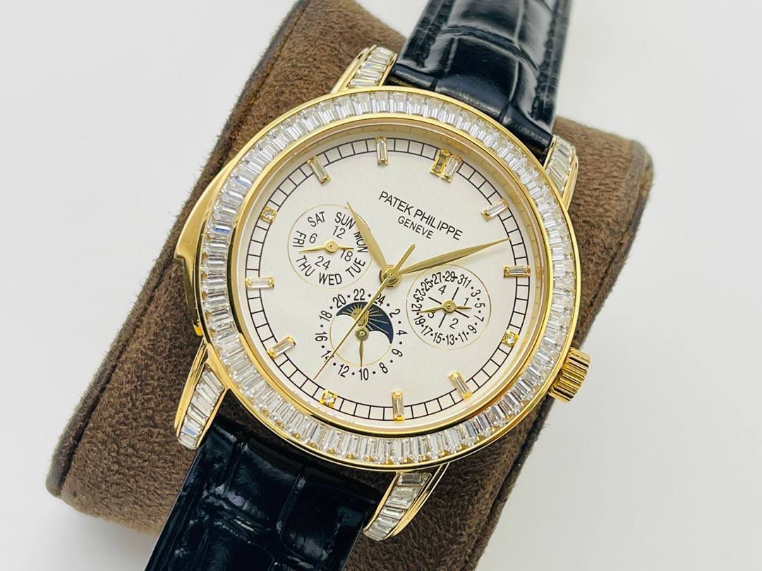 【2022诚意推荐】百达翡丽超级复杂功能系列5073P_010腕表。用心之作，细节方面： 1⃣️突破多层技术瓶颈，机芯型号为CH 29-535 升级版，质量稳定！ 2⃣️尺寸42毫米，与专柜一致。 3⃣️表圈和表耳镶103颗长形钻石。 4⃣️表带搭配意大利头层小牛皮，表扣上镶钻石更显示这块腕表的豪华气质。适合各种商务场合，简敛精致不失优雅！