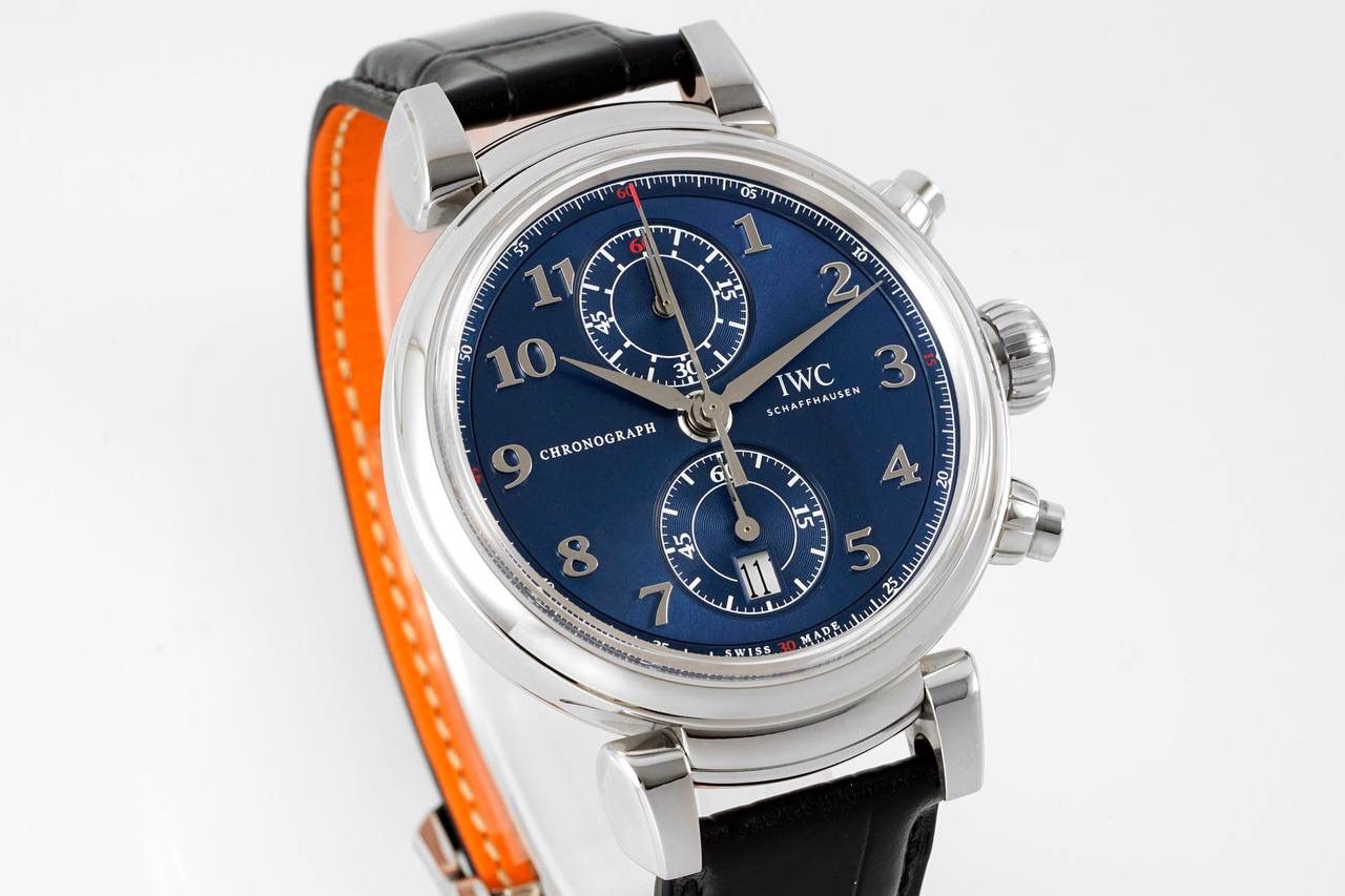 新品达文西计时码表 全新定制一体机模块，还原了计时分针和计时时针在同一个小表盘上的功能，腕表尺寸42*13.5mm与原装尺寸一模一样 复制cal89361机芯，所有功能全部实现包括操作手感和调日历方式完全吻合正品机芯，新品定制机稳定性出众，稳定性堪比大三针，没有售后忧虑，欢迎大家把玩✔️