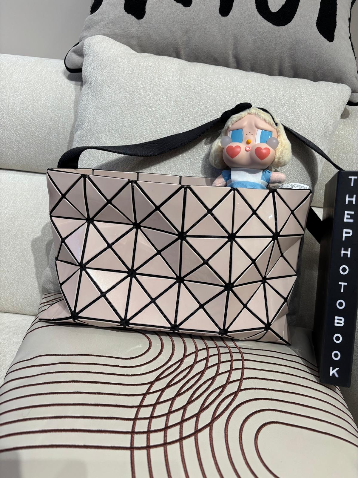 Issey Miyake crossbody bag 100%Authentic, 99%New ✅Dust bag