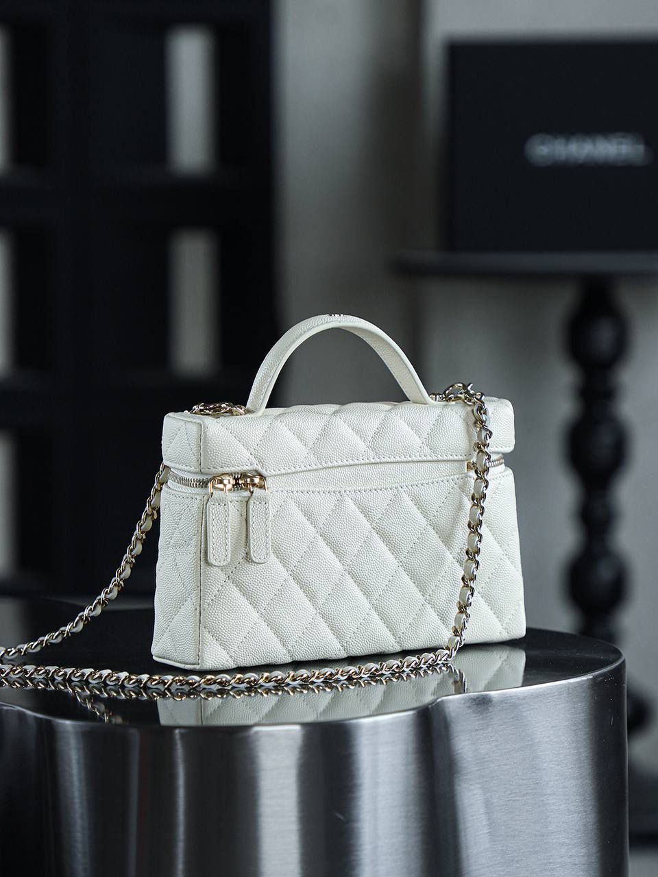 25C盒子包鑒定版👜 一包一碼 支持全球鑒定查驗身份證原廠專G 三隻羊皮料過關清單資料可査詢 25C腰線LP盒子包，獨特設計，一眼傾心！ 方正的包身線條簡潔俐落，致敬了50年代vintage手袋的復古廓形，展現出一種獨特的復古韻味。 包身中央那條優雅的弧形縫線，堪稱點睛之筆，不僅讓原本相對規整的包身瞬間立體有型，還為其增添了一份靈動與俏皮！ 五金：全鋼淺金扣 皮料：impala三隻羊中小球 尺寸：17*19.5*5cm