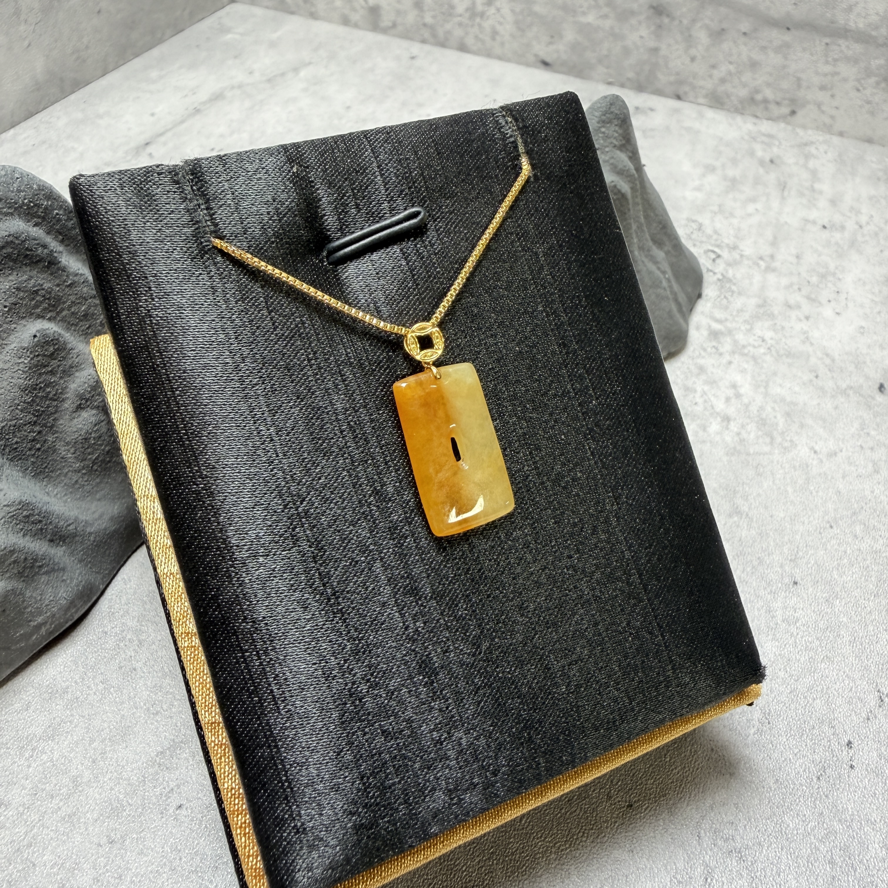 天然黃翡招財無事牌18K