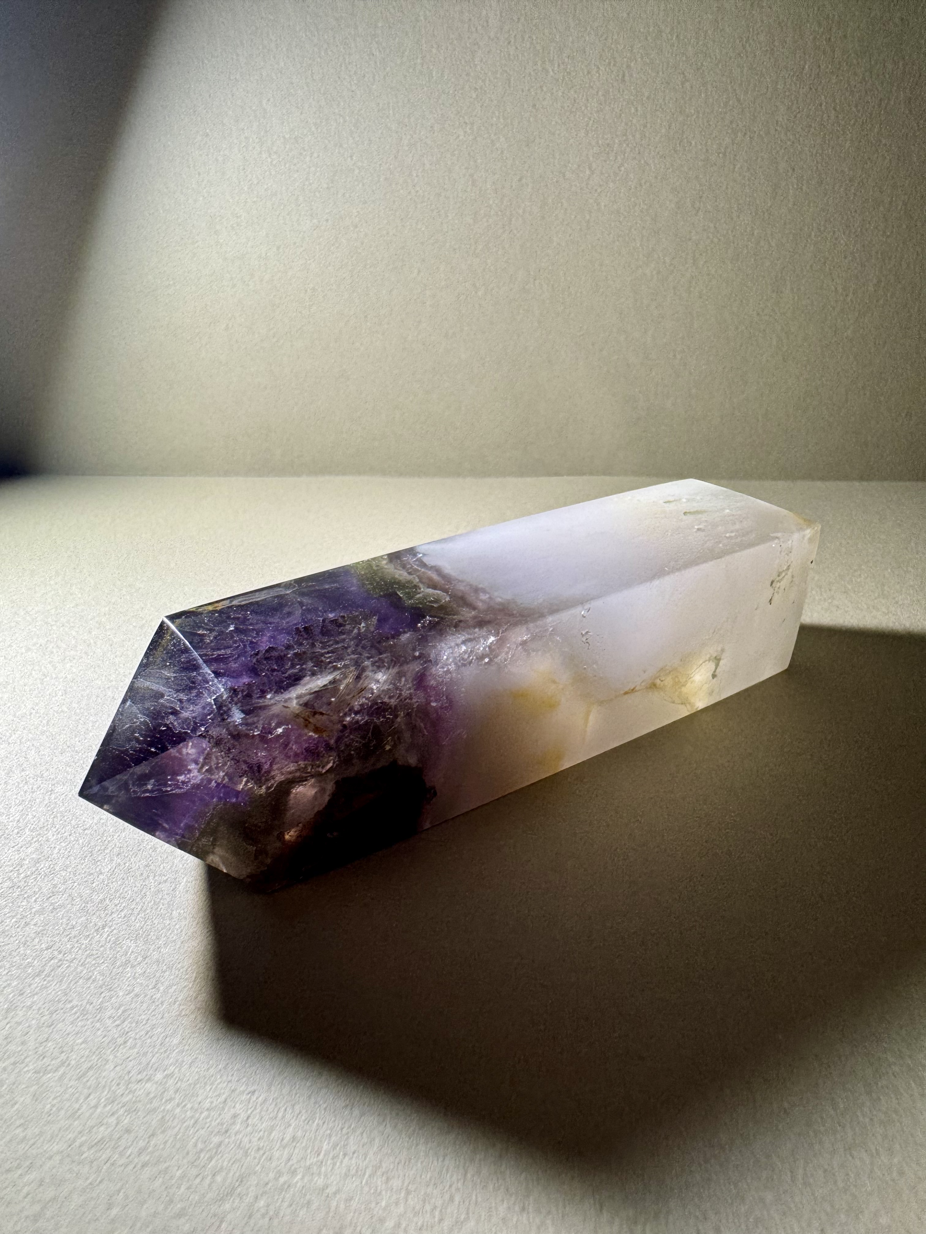 天然水晶柱 － 紫螢石、黃鐵礦、白兔毛髮晶共生