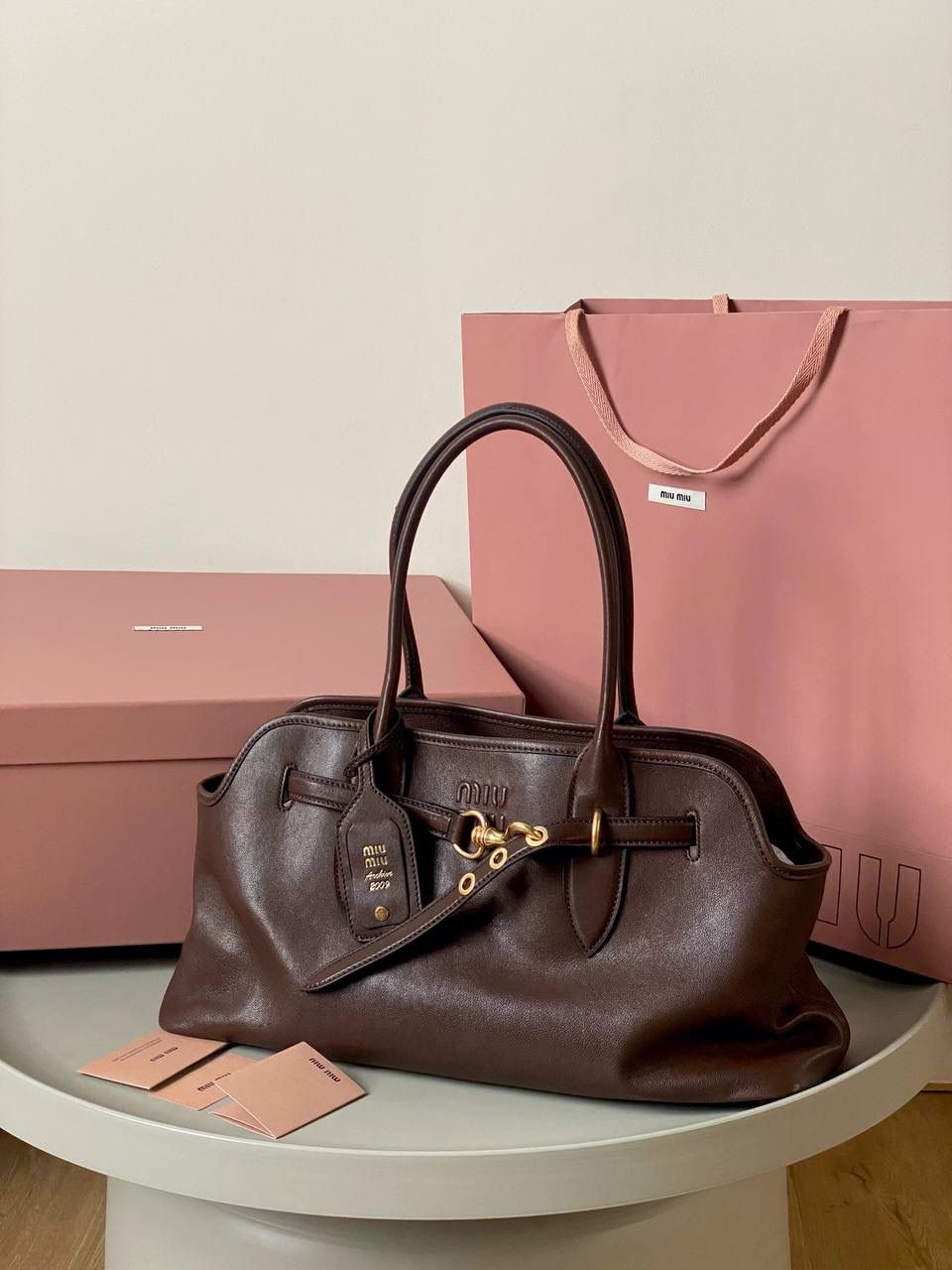 🈶石南木色 𝗠𝗶𝘂𝗠𝗶𝘂 手提包·横版 这只Aventure我要夸爆它！ 绝对是公文包中的颜值天花板 这款有多难买不用多说，绝对的断货王 酷酷的慵懒感洋气且时髦 还有一丢vintage感，超有调 上班通勤，日常出街都超出片 22.5×44×14.5cm #F0023m