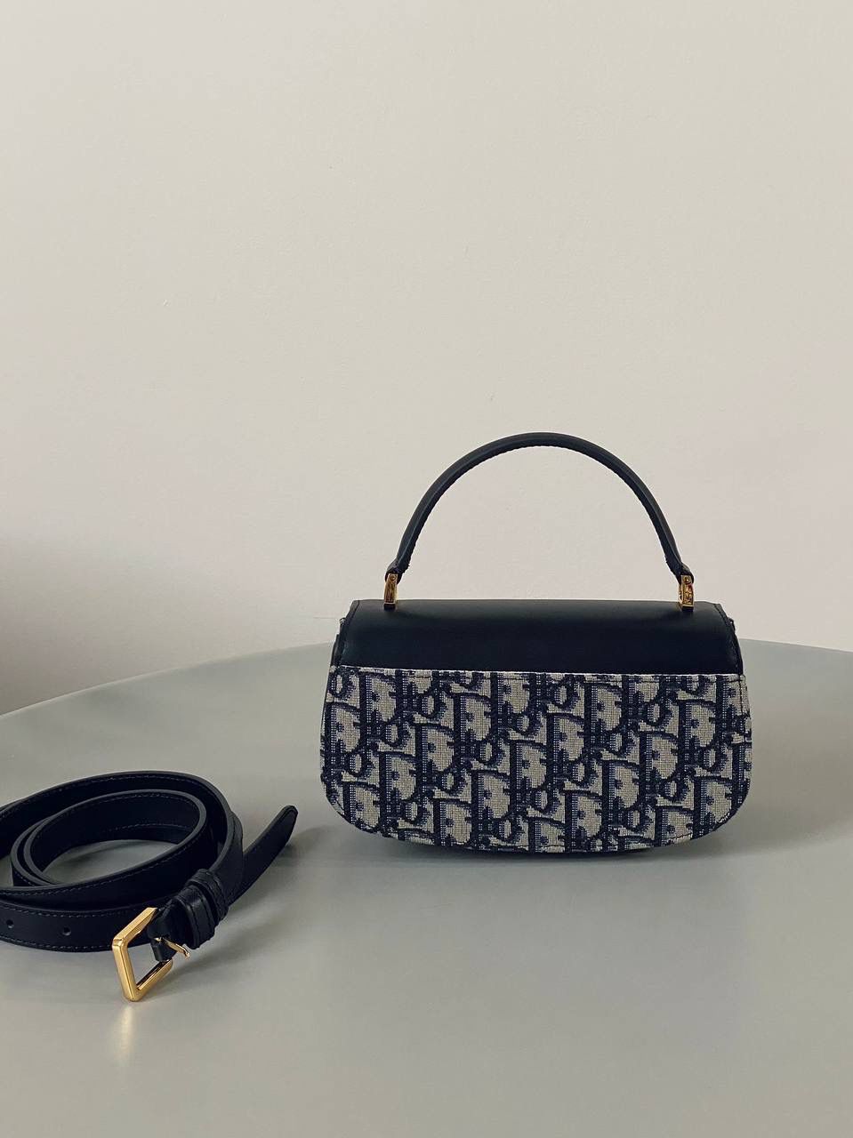 🈶 老花蓝小号 💙 Dior Top Handle 蒙田30 ✨ 蒙田系列大家都懂的啦～真的从来没有让人失望过 😍 光滑小牛皮拼老花，经典到不行，怎么背都好看 ✨ 包身圆圆鼓鼓的超可爱 🥹💕 重点是实用性也很强，容量很 OK 👍 📏 尺寸：19 × 9 × 8 cm