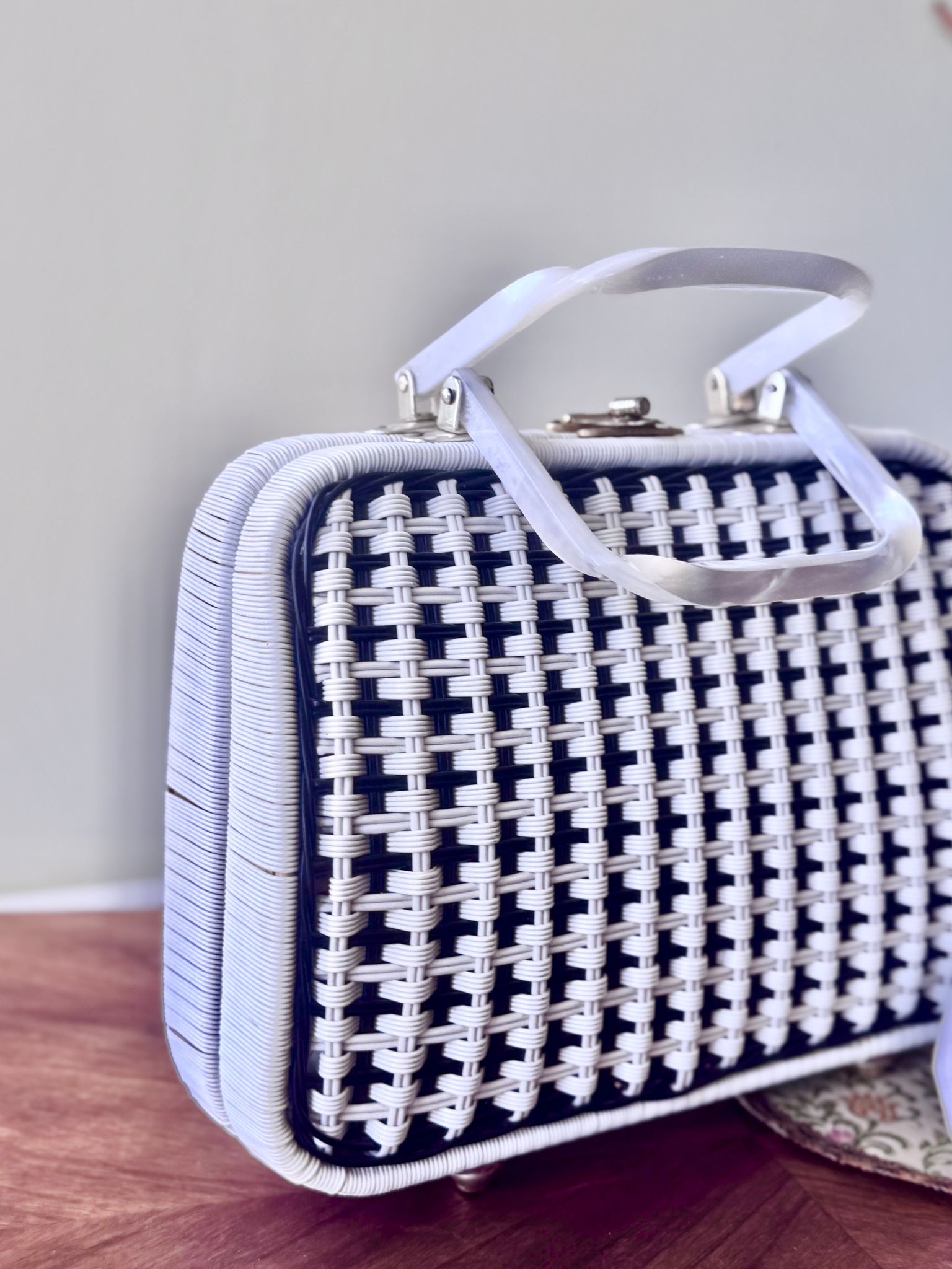 Unmarked Likely Made in Hong Kong Blue and white Wicker Straw bag with Lucite Handle (MT2588)