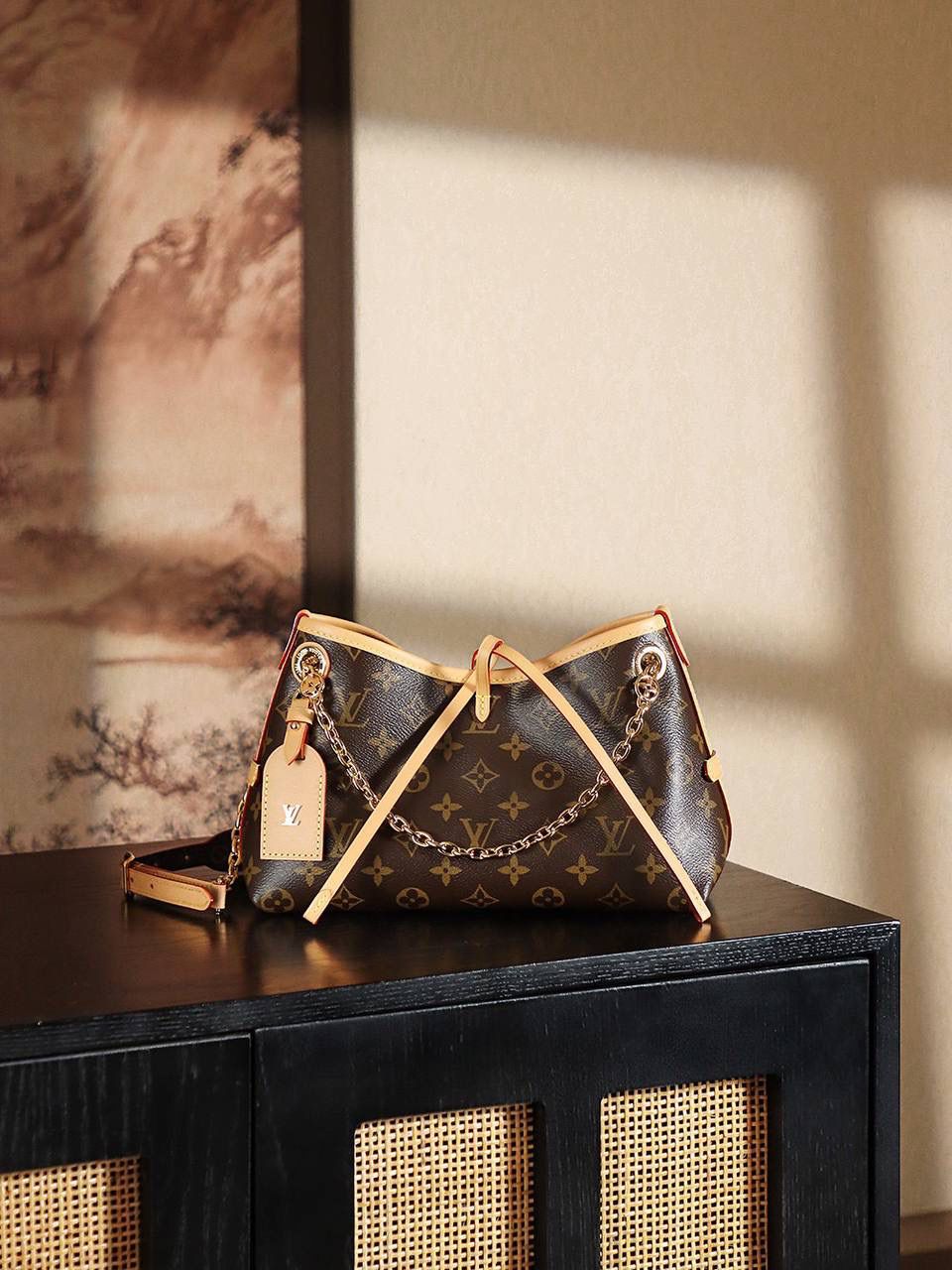 𝐂𝐀𝐑𝐑𝐘𝐀𝐋𝐋 𝐁𝐁芯片菱形跳动码系列🎀 延续了爆款𝑪𝒂𝒓𝒓𝒚𝒂𝒍𝒍家族系列， 再次新出大宠儿爆款𝑪𝒂𝒓𝒓𝒚𝒂𝒍𝒍 𝒃𝒃系列，真的是太太太好看了！ 上市的第一天直接处于断货王c位，🔥‼️ 华丽的外形体现出了高贵的气质，全新的设计不仅时尚且实用性超强！ 休闲随性慵懒风，颜值直接封神，作为日常通勤包都是绝佳的选择！👍💯 五金材质：厚镀纯钢𝟐𝟒𝒌五金 皮料材质：法国原厂皮面料【芯片版】 尺寸详情：𝟏𝟕*𝟏𝟎*𝟐𝟔𝐜𝐦