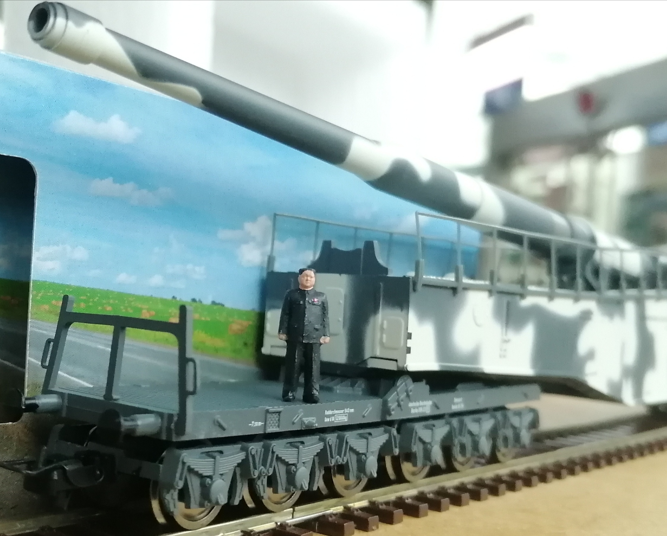 金正恩 North Korean Supreme Leader Kim Jong-un HO-scale in decorated transparent box