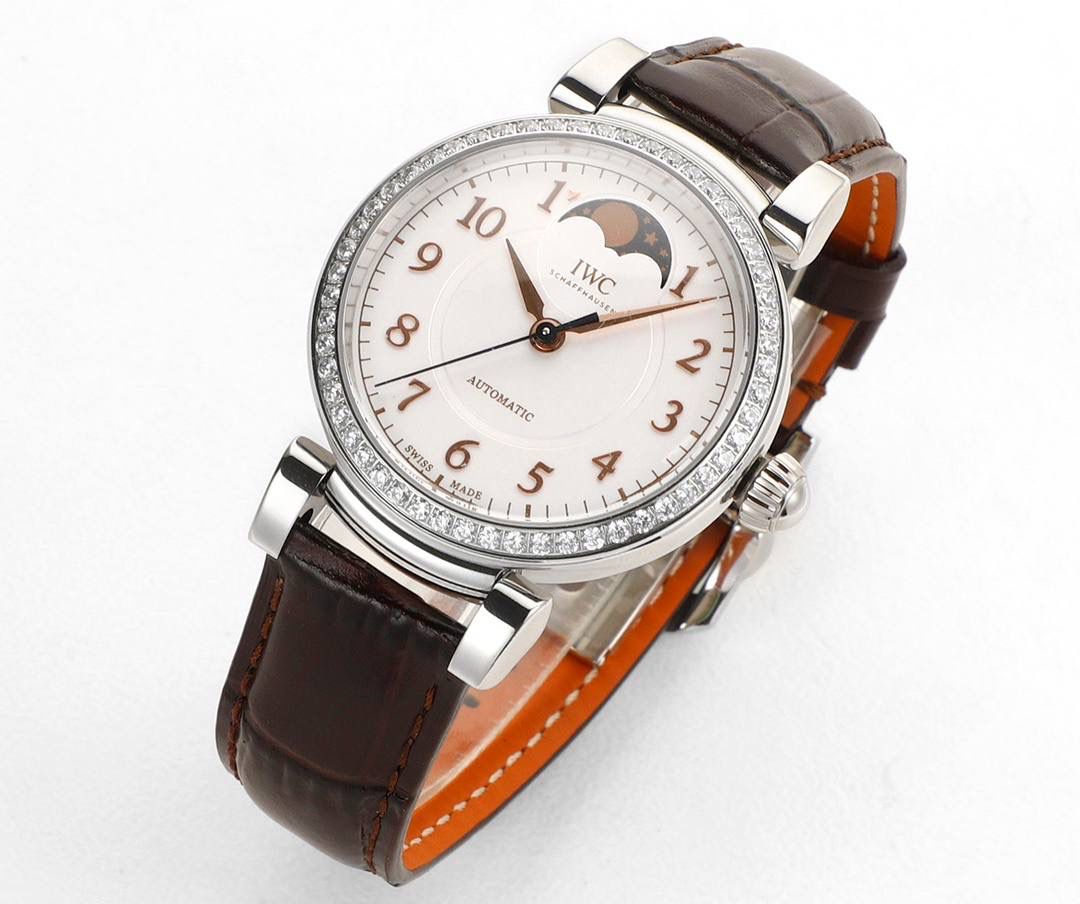 IWC达文西 IW459306 蓝色表盘配月相，好看又有氛围感，蓝色和月相搭配很协调。 这款达文西是复古经典设计，表盘干净清楚，指针是剑形，表冠是圆拱形，表耳可活动，戴着手腕更舒服。 表底刻有“生命之花”图案，是重叠圆环的几何样式。 表径36mm，精钢表壳，自动机械机芯，带中央停秒、月相显示，表底有特殊雕刻。 防水30米，动力储存42小时。 整体简约大方，细节精致，很适合成熟优雅的女生佩戴❤️