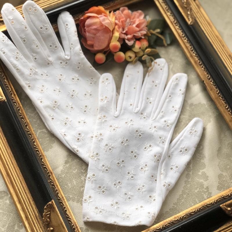 Vintage Embroidered & Openwork Floral Pattern White Fabric Short Gloves (MT1916)