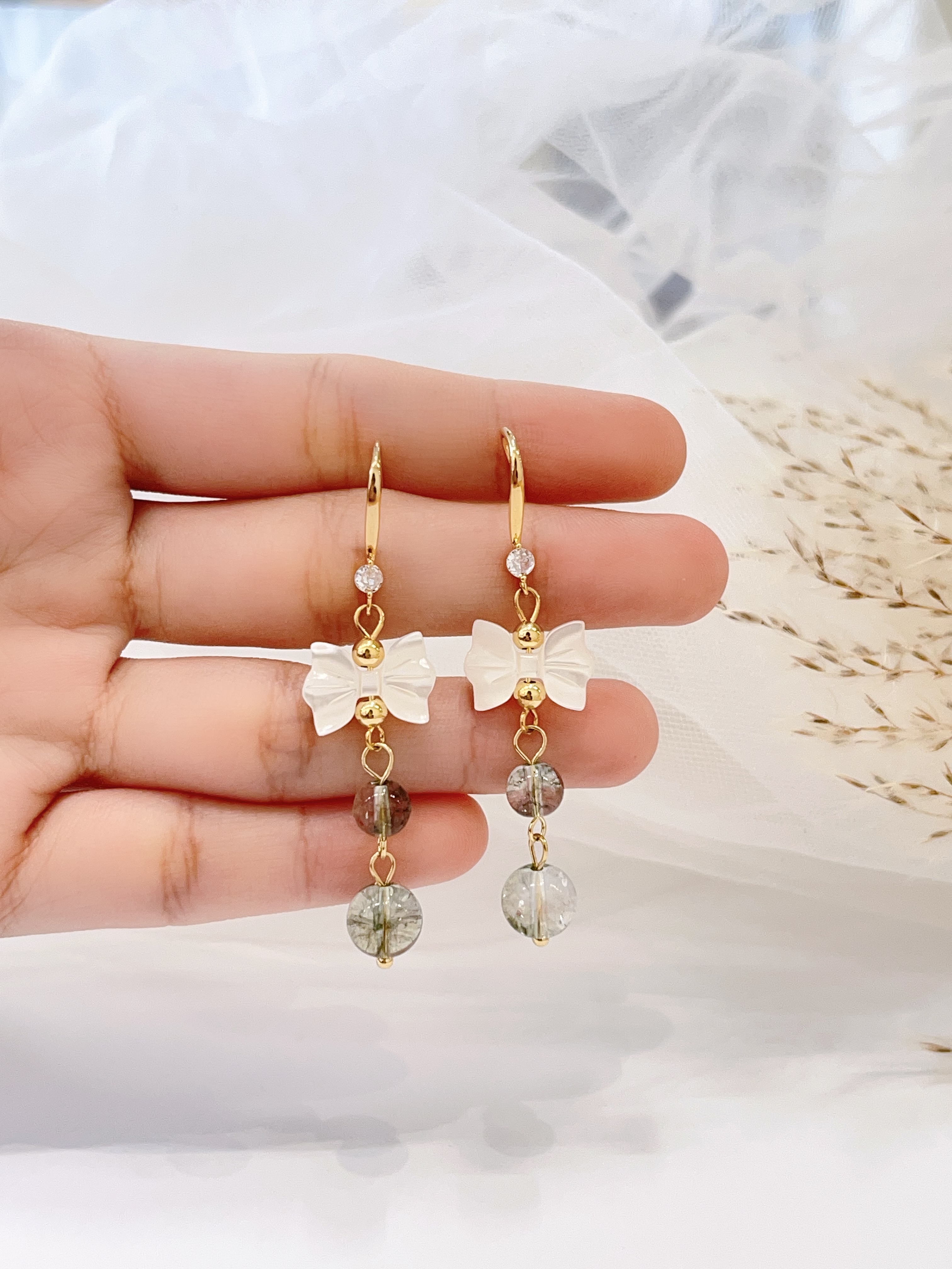 高级感蝴蝶结搭配小绿珠子耳环