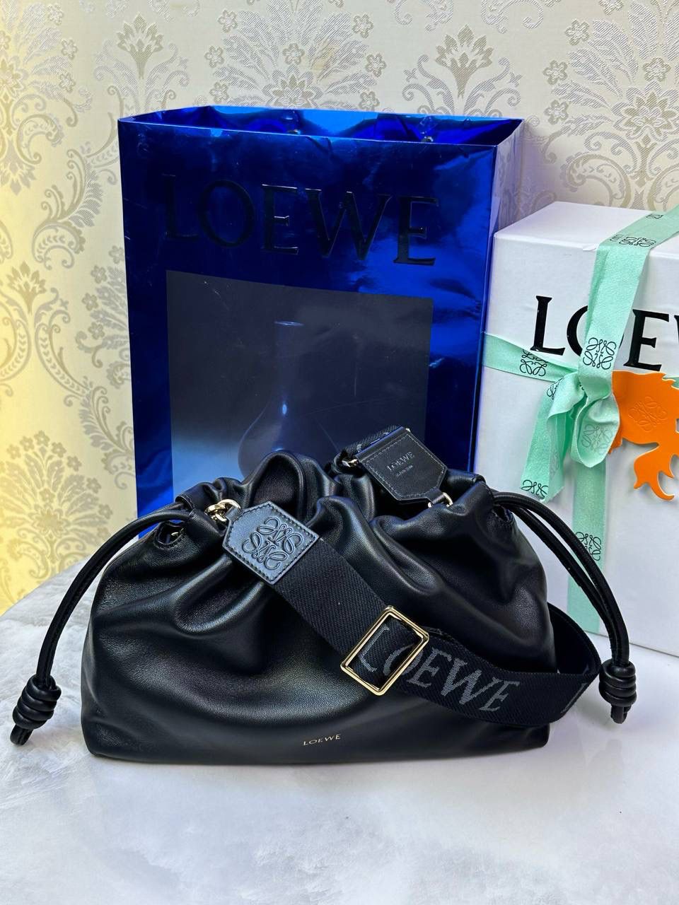 论一个包💼如何变得更高级系列‼️ 👉🏻胸针➕宽肩带➕球吊饰 （特别提醒⏰：所有配饰都需要另外购买‼️）