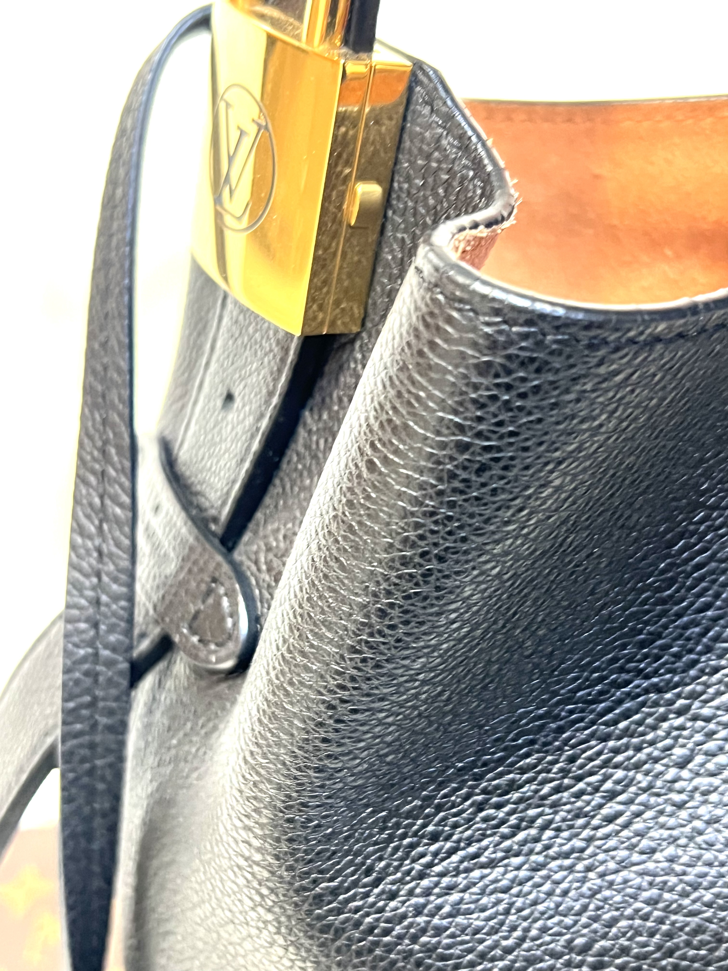 Pre-Owned Louis Vuitton Low Key Hobo MM / Product Code: 26041119