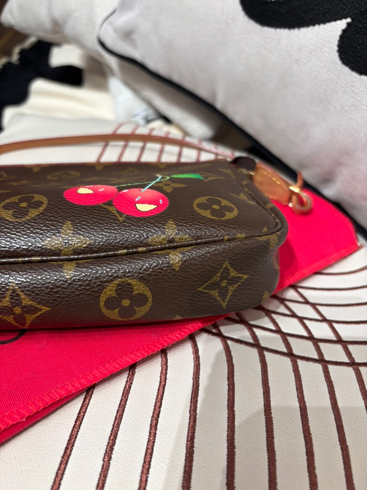 Lv pochette Takashi Murakami Monogram Cherry Pochette Accessoires 單肩包（limited edition ） 100%Authentic, 98%New ✅Dust bag ✅Box