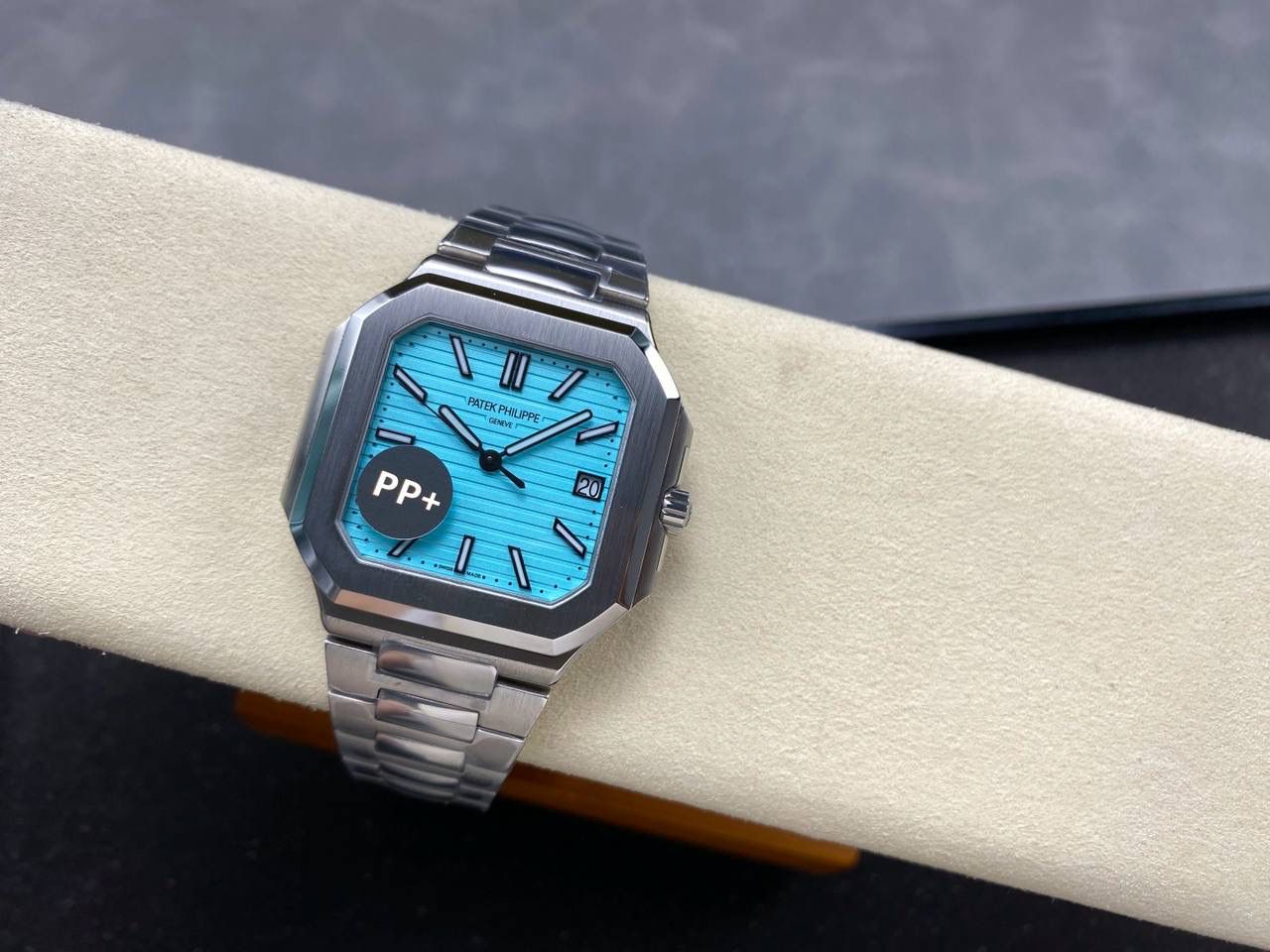 百达翡丽 方形 新系列CUBITUS 5821腕表 亮点特色：1️⃣机芯:搭载定制9015改Cal.26-330 SC一体机，调时不停秒，调时不停秒，摆轮位置均与正品一致，自动上链机芯。2️⃣钢带:316L定制级人体工程学表带，新扣款式。3️⃣表壳:尺寸45毫米厚度仅8.3mm，为表壳对角线长度(即10点位至4点位),因为表壳近似于方形，上下边的宽度会小于这一数值，所以视觉效果并不是很大。 搭配上，5821属于运动风格腕表，日常搭配正装和休闲风格也可以。