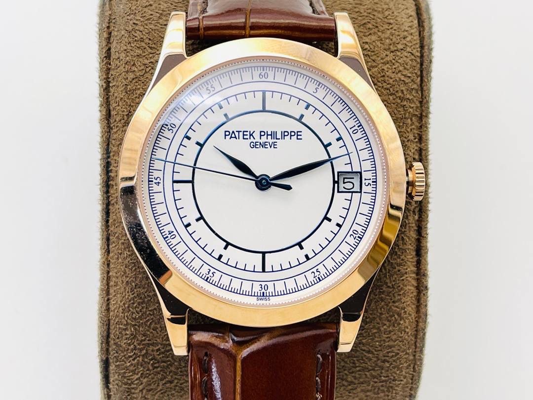 经典再续 百达翡丽古典表系列——5296-001．铂金V4升级版😍🤩细节方面： 1⃣️全新904L打造整体壳套，完善表壳细节，提升打磨质量，独家还原出正品的完美比例和特有质感。日历窗口改大小与正品一致，而非普通正常窗口！ 2⃣️刻度，指针采用最新的贵金属电镀技术加持，效果更佳出彩！ 3⃣️“锅盖型”微凸蓝宝表镜，版型与正品一致，效果通透，辨时清晰。 4⃣️【引领一体机时代】采用定制版Cal.9015改324机芯，超薄稳定性强！ 5⃣️【表带】经典意大利小牛皮表带，纹路清晰，质感上乘。针式表扣打磨齐整光亮，通用原装无压力。