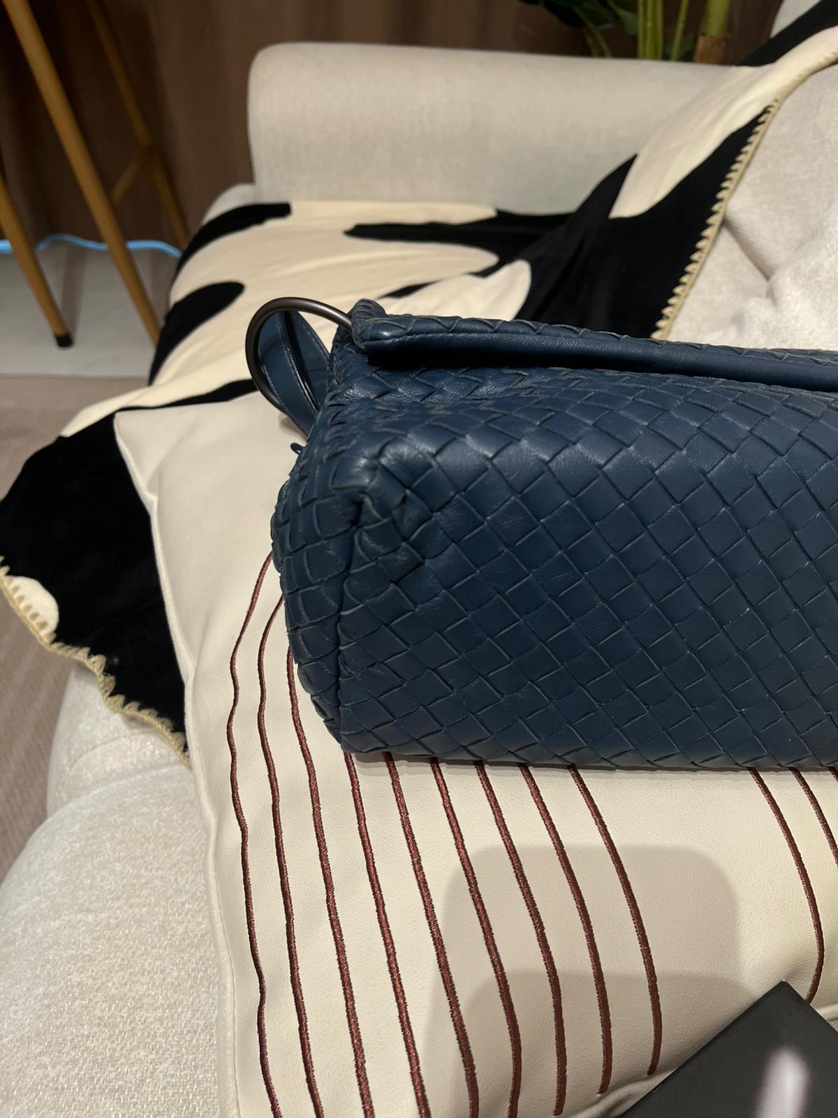 Bottega Veneta BV Shoulder Bag 深藍色小羊皮 100%Authentic, 95%new ✅dust bag