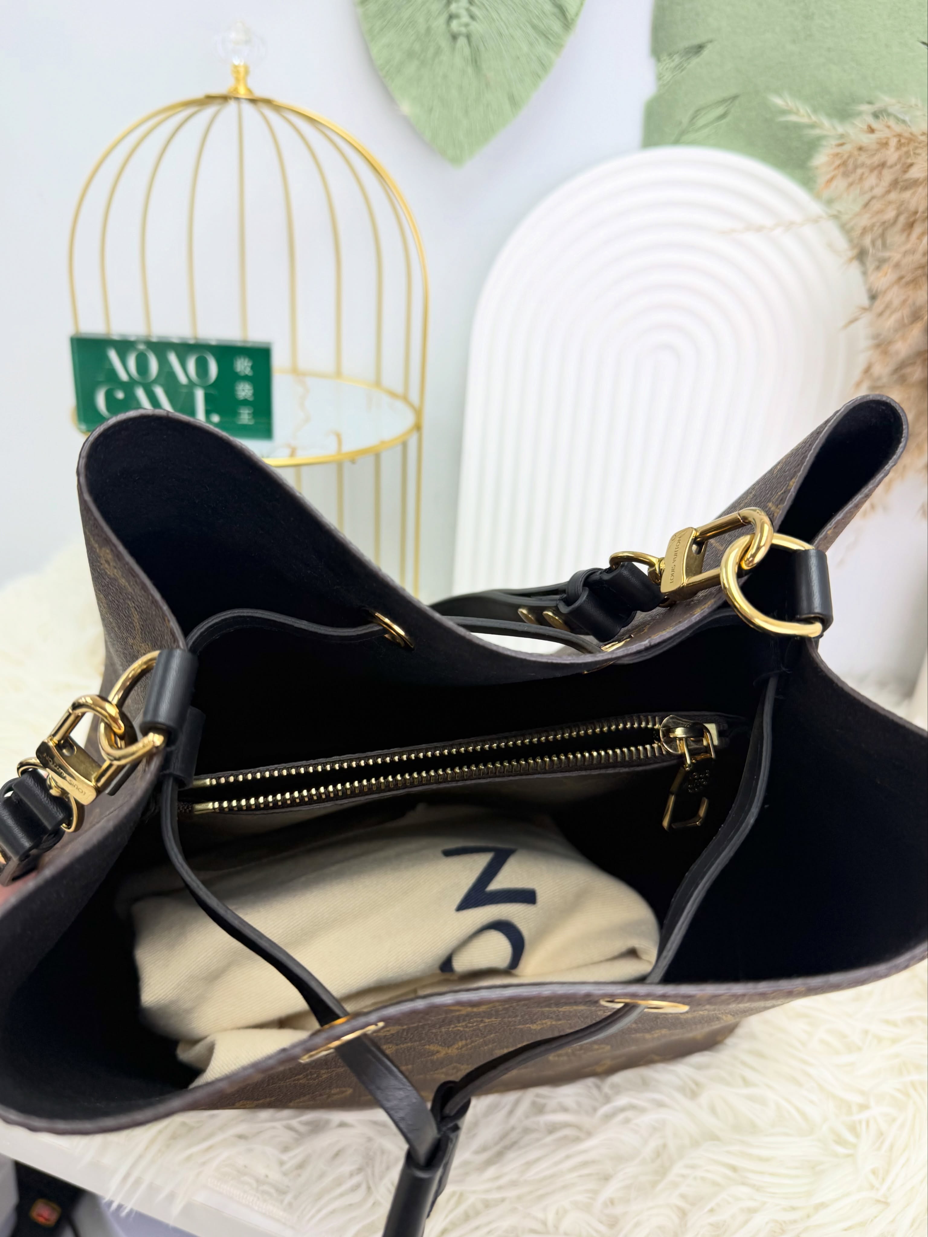 Lv👜 PRE OWNED 🛍️經典老花黑 NeoNoe MM水桶包🤎  26*17*25.5cm  配件 -塵袋、專門店單🫶🏻 💰優惠價 $10980 98%new  #收袋王  喜歡的話快點pm/whatsapp 我們💓 銷售熱線51111 321（whatsapp)  我們服務包括有：手袋飾物回收、手袋置換(一換一、一換多也可以） 、專業手袋鑑證、專業手袋護理  購買方法 🏢親臨門市 荃灣南豐中心15樓1521室（荃灣地鐵站a出口1分鐘到）敬請預約 ❤️只賣正品正貨，任驗💓🫰🏻 ❤️‍🔥本店為香港註冊公司絕對真貨，信心保證👍🏻 🫰🏻本店設有鑑證服務，有駐場鑑證師  ✨歡迎追蹤我哋各個平台緊貼最新優惠x貨品🔥😍 👇🏻👇🏻👇🏻👇🏻👇🏻👇🏻👇🏻👇🏻  ⭐️Instagram: aoaocave  🌈Facebook: aoaocave收袋王  🔥Carousell: acluxuryhk  👆🏻👆🏻👆🏻👆🏻👆🏻👆🏻👆🏻👆🏻  ___________________________  Disclaimer🫰🏻All trademarks and copyrights are reserved to the original brand holders. @AOAOCAVE sells only authentic goods and is not affiliated with any of the brands mentioned.  @AOAOCAVE 跟任何品牌無關，而且沒有持有任何品牌資版權，亦沒有與任何品牌合作。所有商標及版權歸屬於品牌坊所有，帖子只作分享用途。  #aoaocave #手袋回收 #名牌買賣