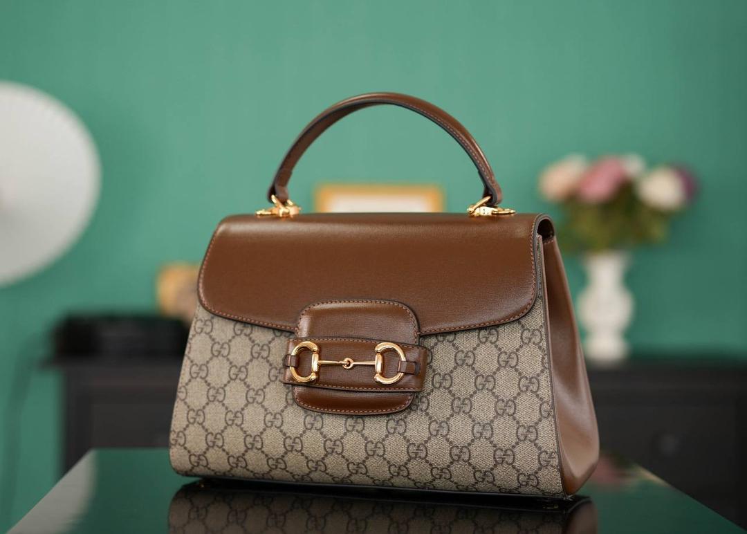 🥯GG Horsebit 1955系列中号手袋 棕色29cm 正品售价,500 𝑯𝒐𝒓𝒔𝒆𝒃𝒊𝒕系列的浓郁复古气息， 继续采用1955经典棕色原厂皮，除了包身的手提设计，另外配有两个不同风格的肩带，三种不同背法，圆润的包型非常适合亚洲女性，继马鞍包之后的又一个大爆款~ 官方款号 702049 尺寸：29x20x13cm
