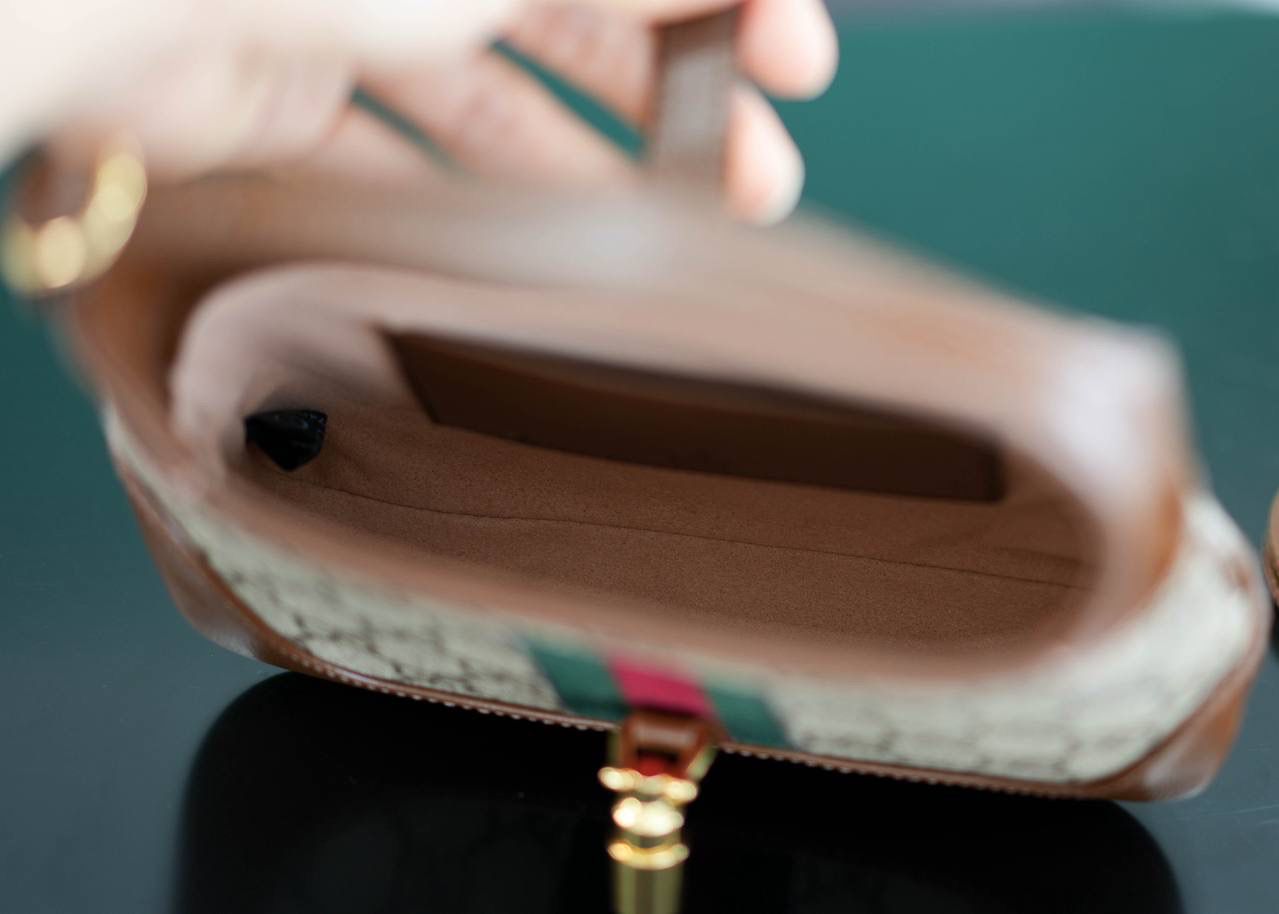 🥯GG Jackie 1961系列迷你手袋 棕色19cm 正品售价,500 经典𝙅𝙖𝙘𝙠𝙞𝙚是爱豆们最近的心头好 mini可爱程度超出我的想像 绿红织带复古设计 将60年代的气息与现代的时尚融合交汇 不仅让人感受到浓郁的复古美感， 还多了时尚潮流的气息，结合起来真的是非常赞！！！ 两条肩带设计，腋下背单肩背多风格背法~ 官方款号 637092 尺寸：19x13x3cm