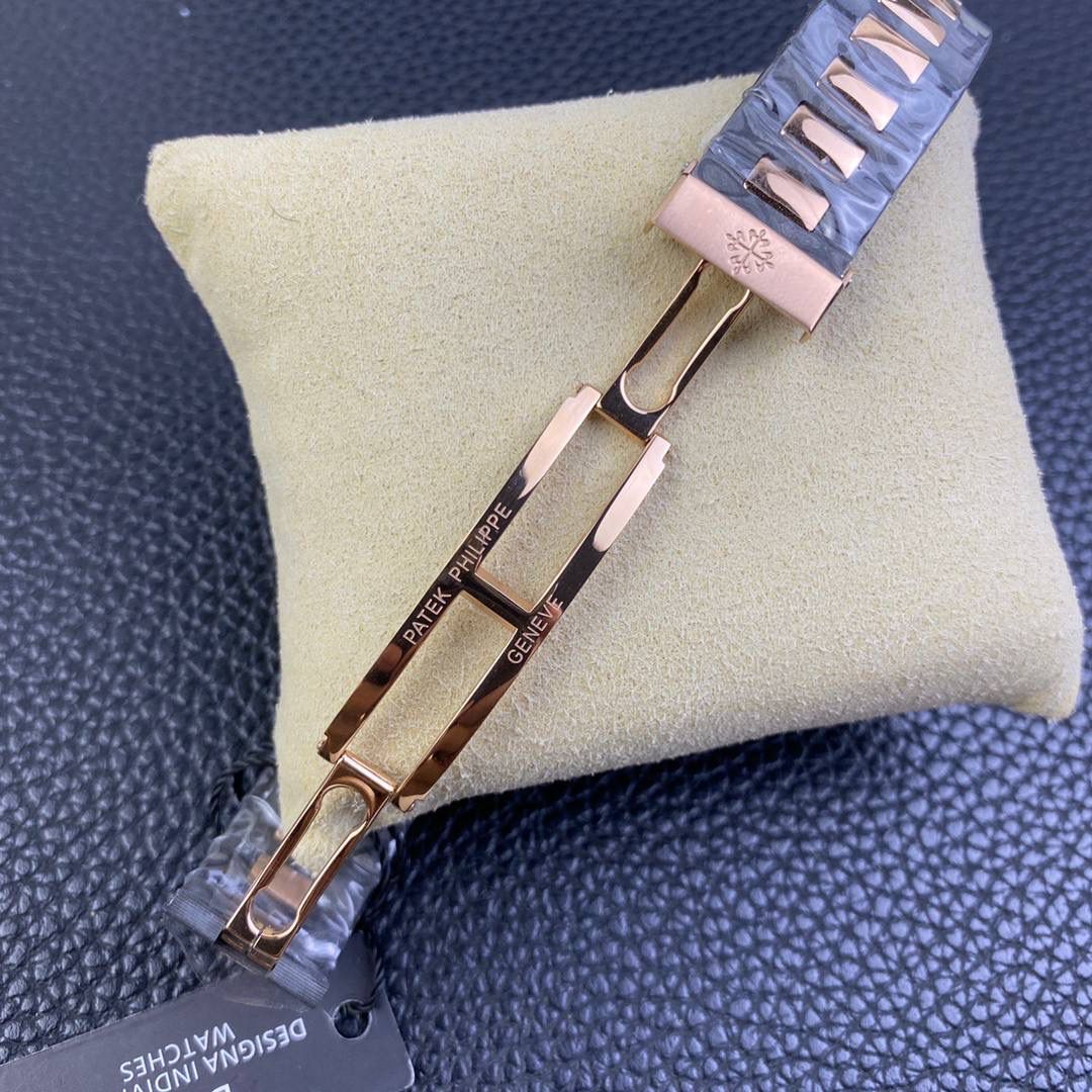 【PATEK PHILIPPE 鹦鹉螺5711 DiW 】碳纤维的美学呈现，DiW赋予鹦鹉螺5711 腕表别样的风格。DiW作为知名的腕表改装品牌，以高端的碳纤维赋予腕表全新的视觉与触觉体验，进而吸引了众多爱好者的关注。鹦鹉螺5711腕表是DiW近期的代表作，这款腕表开创了复合材料进化的新纪元，因为它在美学上结合了高端碳纤维的轻盈感和陶瓷的的光滑度。该腕表表壳采用高端碳纤维制成，并融入了不锈钢元素，黑色的整体色调与不规则纹理造型，尽显别致观感。表盘搭配时标与指针，呈现出典雅与奢侈的质感。腕表后盖采用不锈钢材料进行黑色涂层制作，视觉观感非常统一。腕表搭配的表带特别震撼，也是碳纤维与不锈钢材料组合制成，碳纤维的纹理如云似烟，让人爱不释手。百达翡丽鹦鹉螺5711经DiW重新改造制作，个性前卫，时尚炫酷，非常适合追逐个性和潮流的年轻人们！