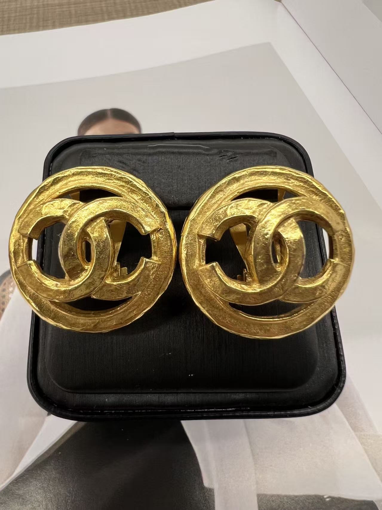 Chanel 簡約Logo金色耳飾