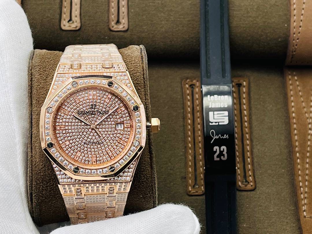 市场V4最高版本 爱.彼皇家橡树15400满天星系列腕表！ 1⃣️搭载进口9015机芯机械改装Cal.3120机芯，走时精准！ 2⃣️直径41MM！厚度9.8MM！ 3⃣️全表采用高亮度钻镶嵌，技艺精湛，不掉钻！ 4⃣️采用圈口可拆卸结构，市场大部分版本圈口不能拆卸！ 5⃣️316L全钢精磨工艺，质感更好！ 6⃣️全钻表盘，搭载高端指针！