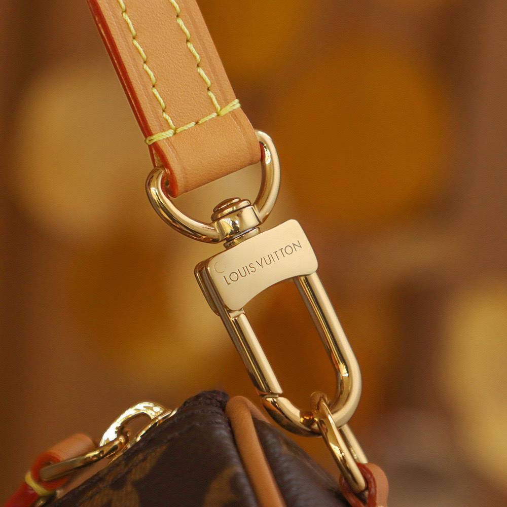 ❑𝑵𝒂𝒏𝒐 𝑺𝒑𝒆𝒆𝒅𝒚 𝑴𝒊𝒏𝒊 👜✨ ❥尺寸：16*10*7.5cm 𝕊𝕡𝕖𝕖𝕕𝕪系列是浓缩经典的精华， 以𝐌𝐢𝐧𝐢精致的小巧造型，搭配可拆卸的肩带设计，🉑️拆卸的肩带，给人不同的演绎风格，可盐可甜，比较可爱，比起老款的𝐍𝐚𝐧𝐨系列，新款的设计更加人性化，可调节肩带设计，满足身高的需求，颜值可是百搭款！