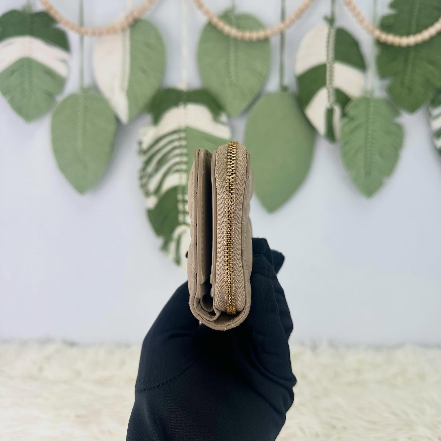 DIOR 🤍PRE OWNED Caro Scarlet 奶茶色金扣短銀包 🤎